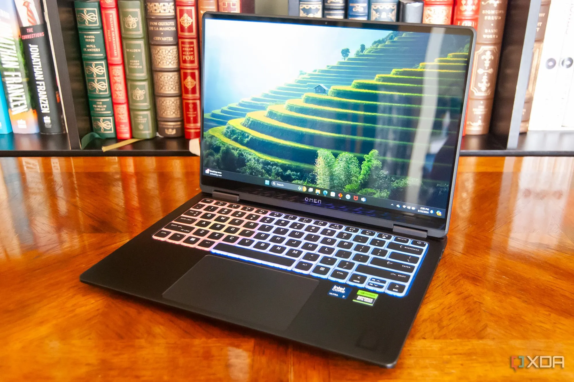 Laptop gaming HP Omen Transcend 14 (2024) góc nhìn nghiêng, minh họa cho phần cứng PC hiện đại.