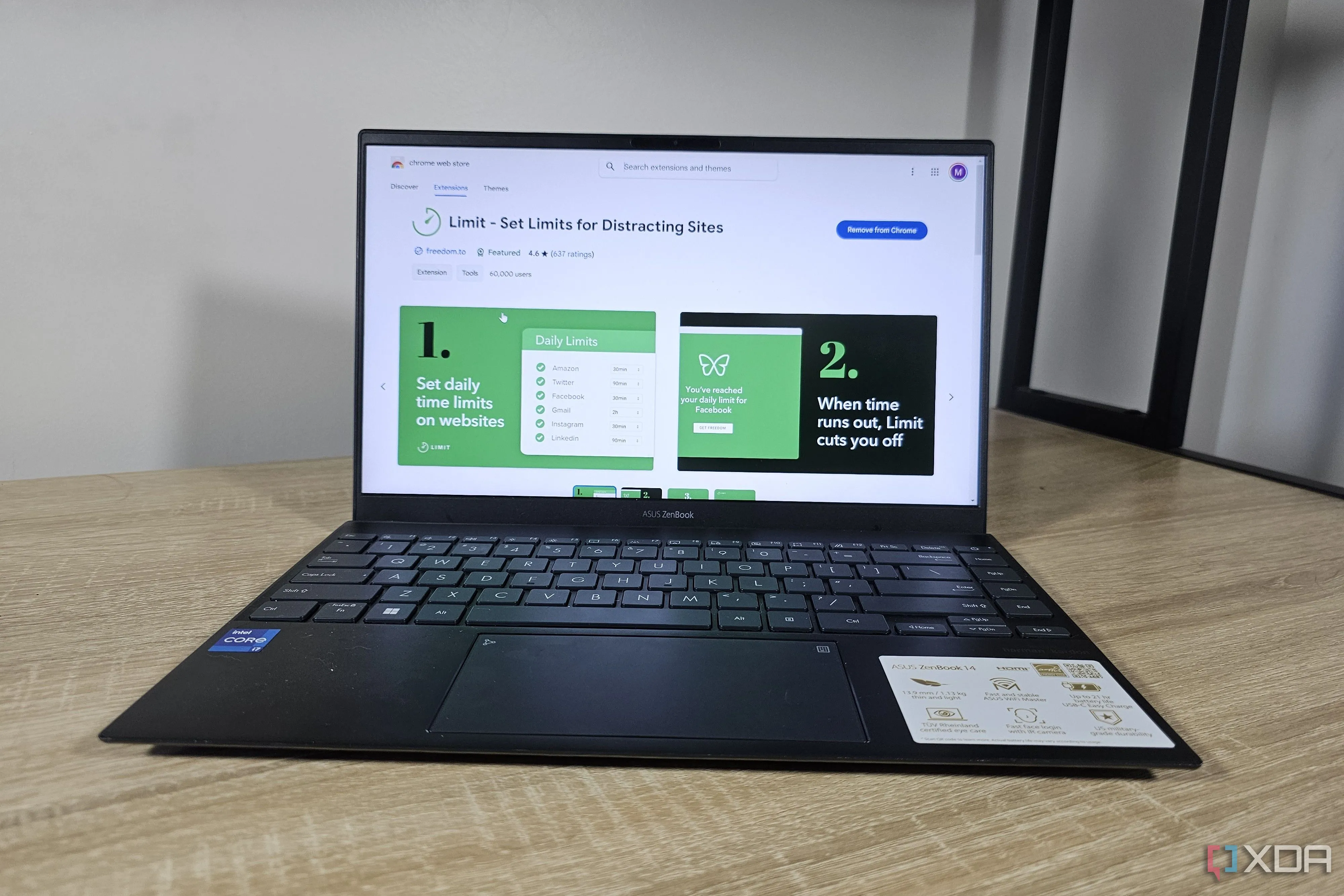 Laptop hiển thị giao diện tối giản của ứng dụng Freewrite giúp loại bỏ xao nhãng