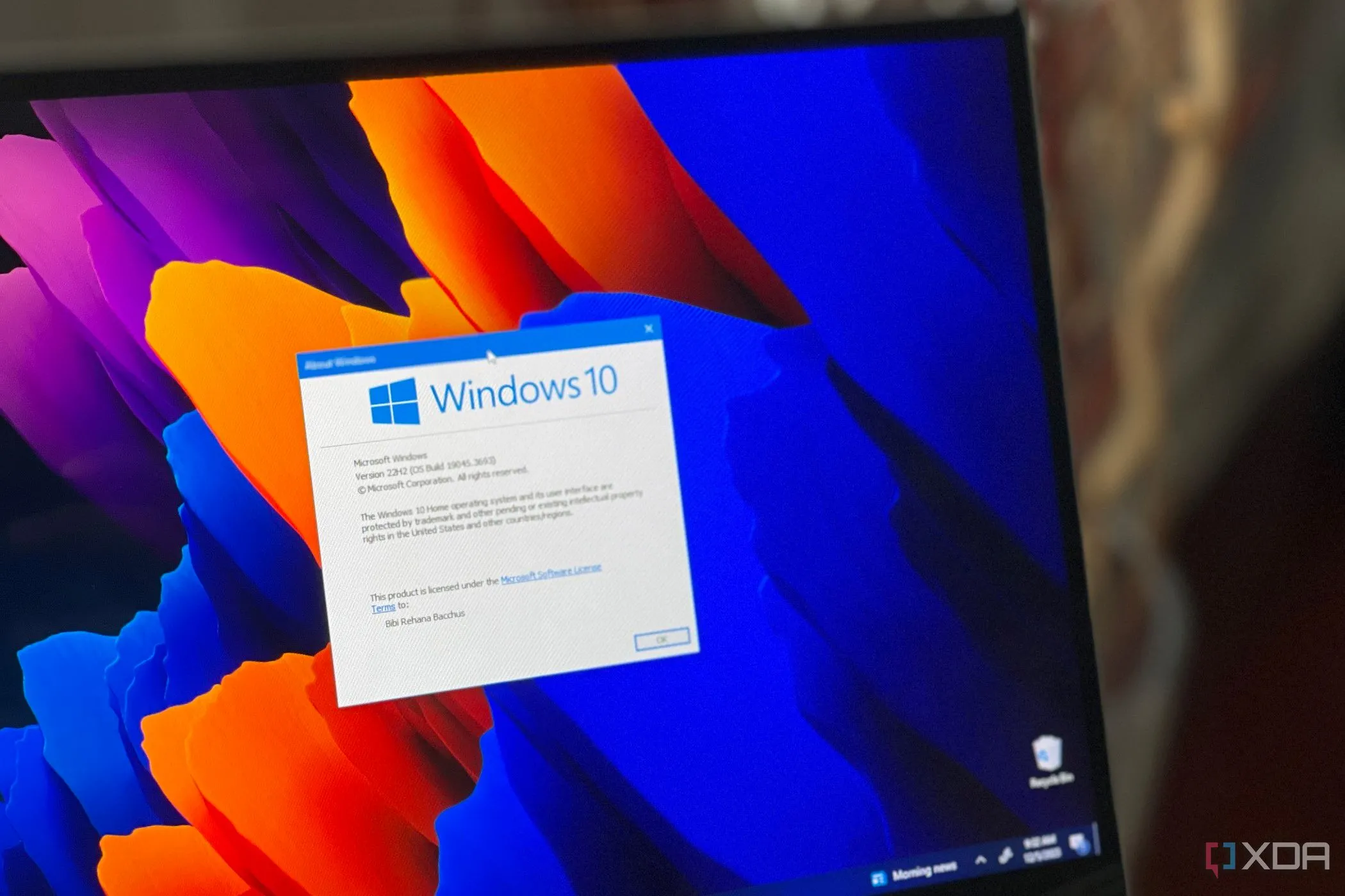Laptop hiển thị logo Windows 10, biểu tượng hệ điều hành sắp hết hạn hỗ trợ