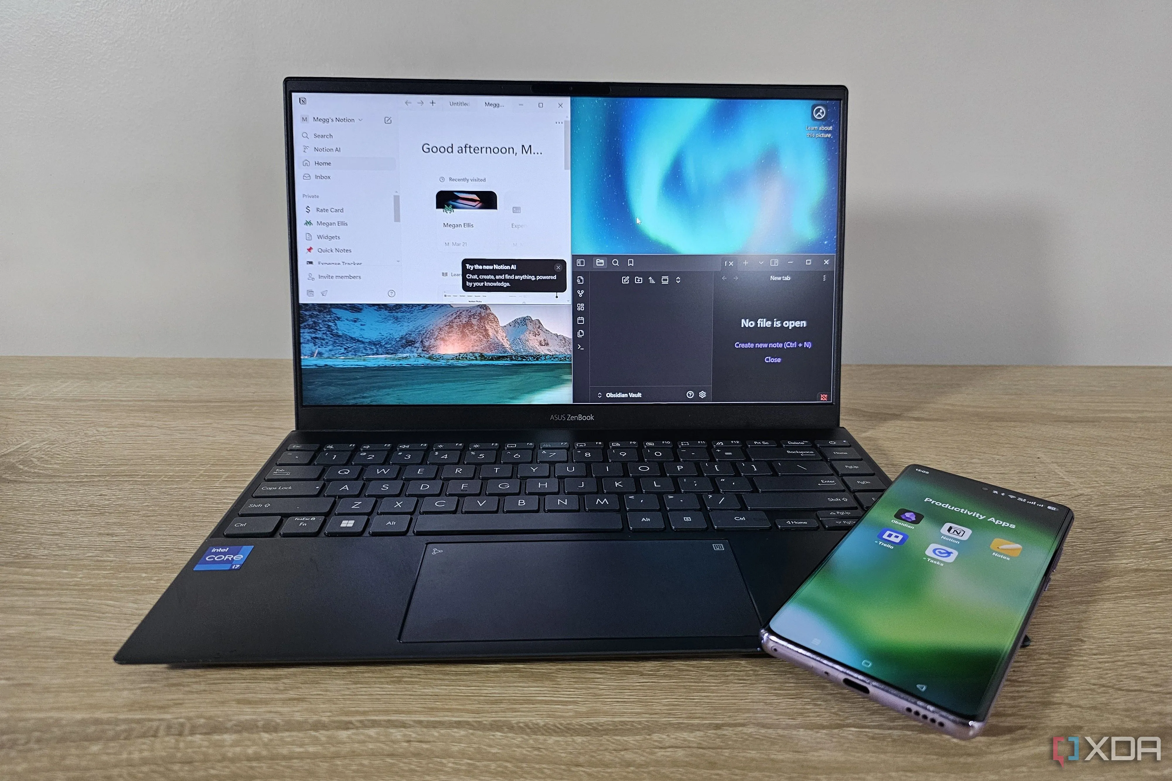Laptop hiển thị Notion và Obsidian, điện thoại với các ứng dụng năng suất so sánh công cụ ghi chú