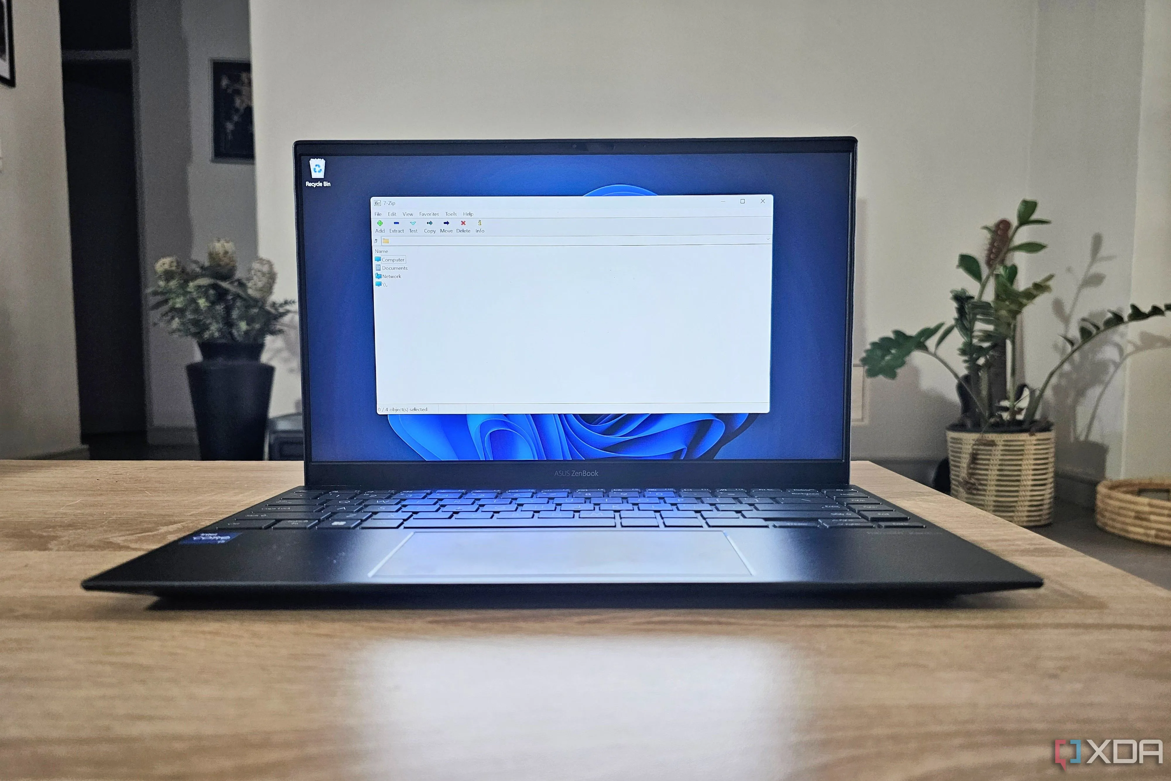 Laptop hiển thị ứng dụng 7-Zip, minh họa phần mềm mã nguồn mở thay thế miễn phí