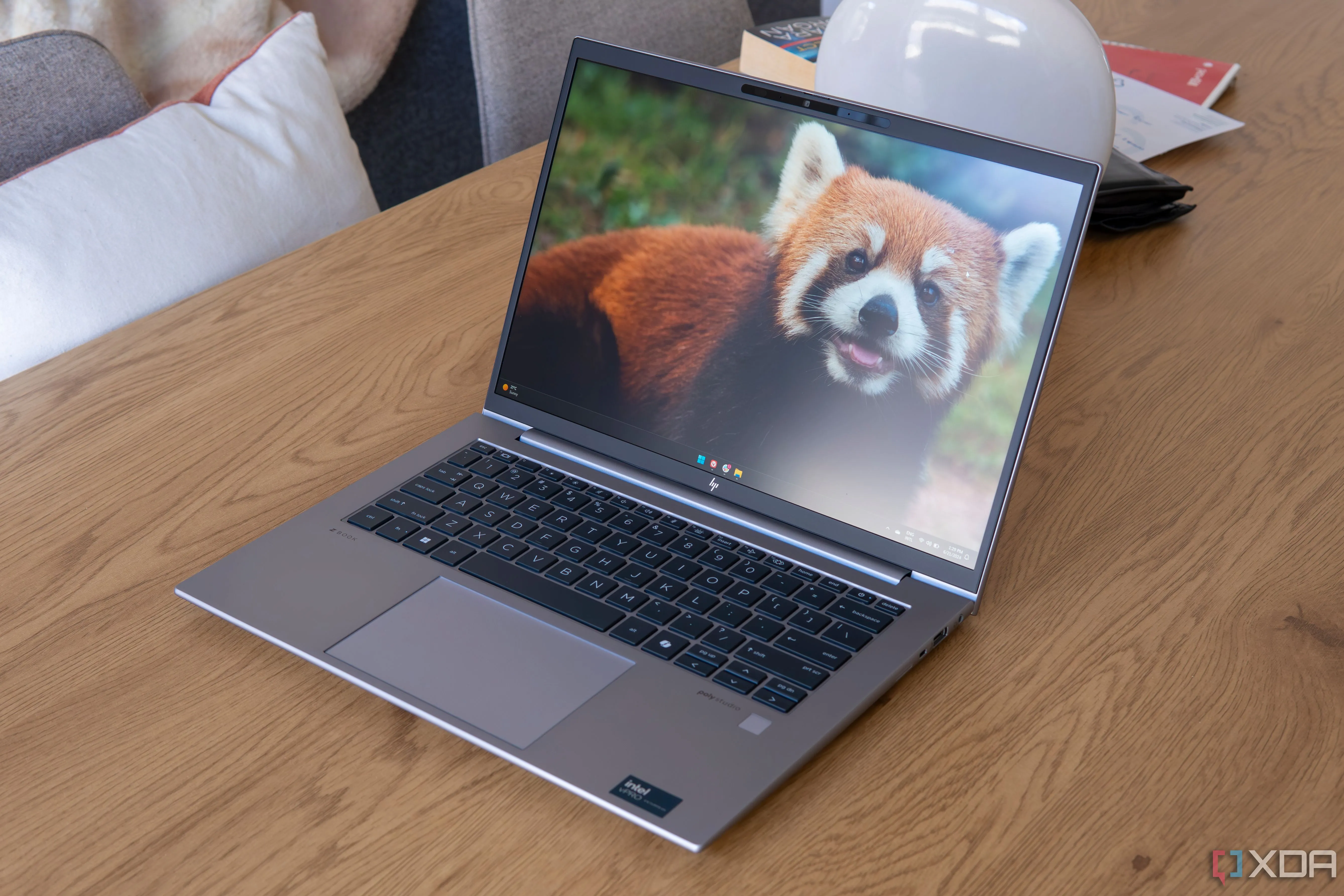 Laptop HP ZBook Firefly 14 G11 hiển thị giao diện desktop Windows 11
