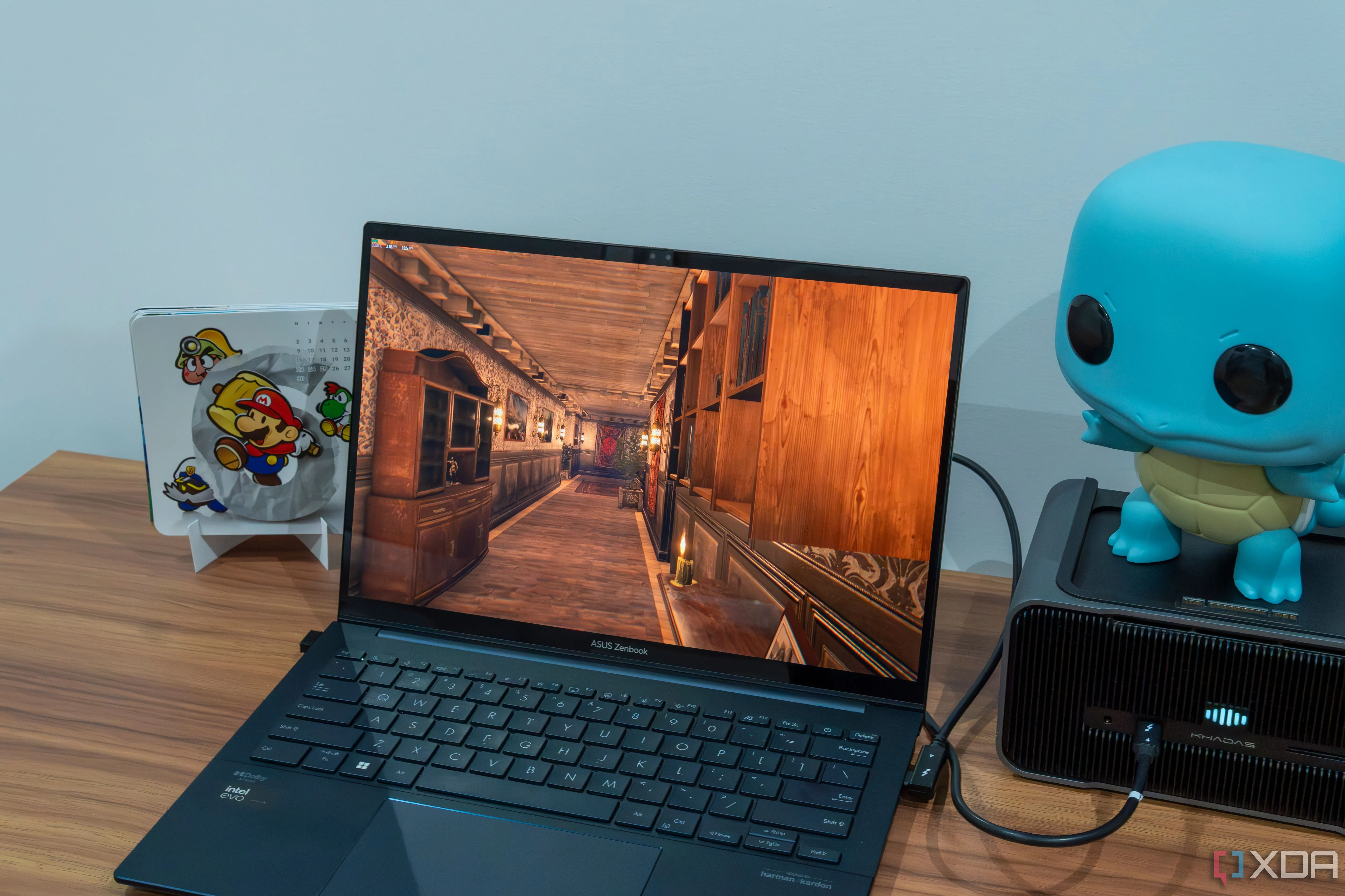 Laptop kết nối với eGPU đang hiển thị màn hình chơi game, minh họa hiệu năng gaming vượt trội của card đồ họa rời gắn ngoài