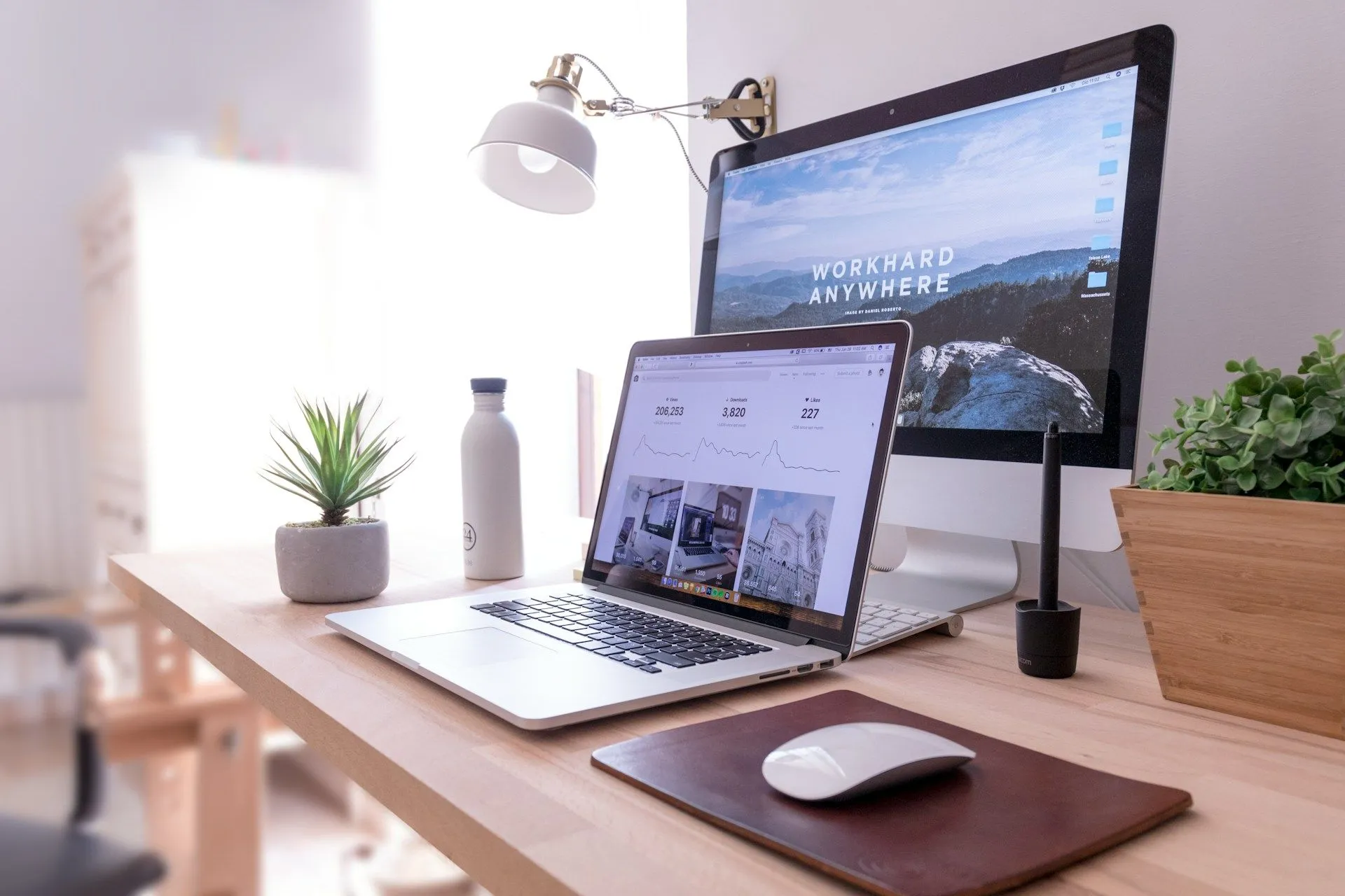 Laptop kết nối với màn hình lớn, minh họa khả năng TV làm màn hình máy tính