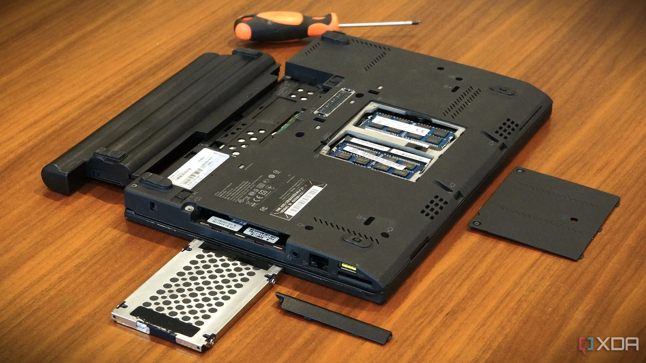 Laptop Lenovo x220 với pin đã tháo rời, minh họa quá trình thay pin