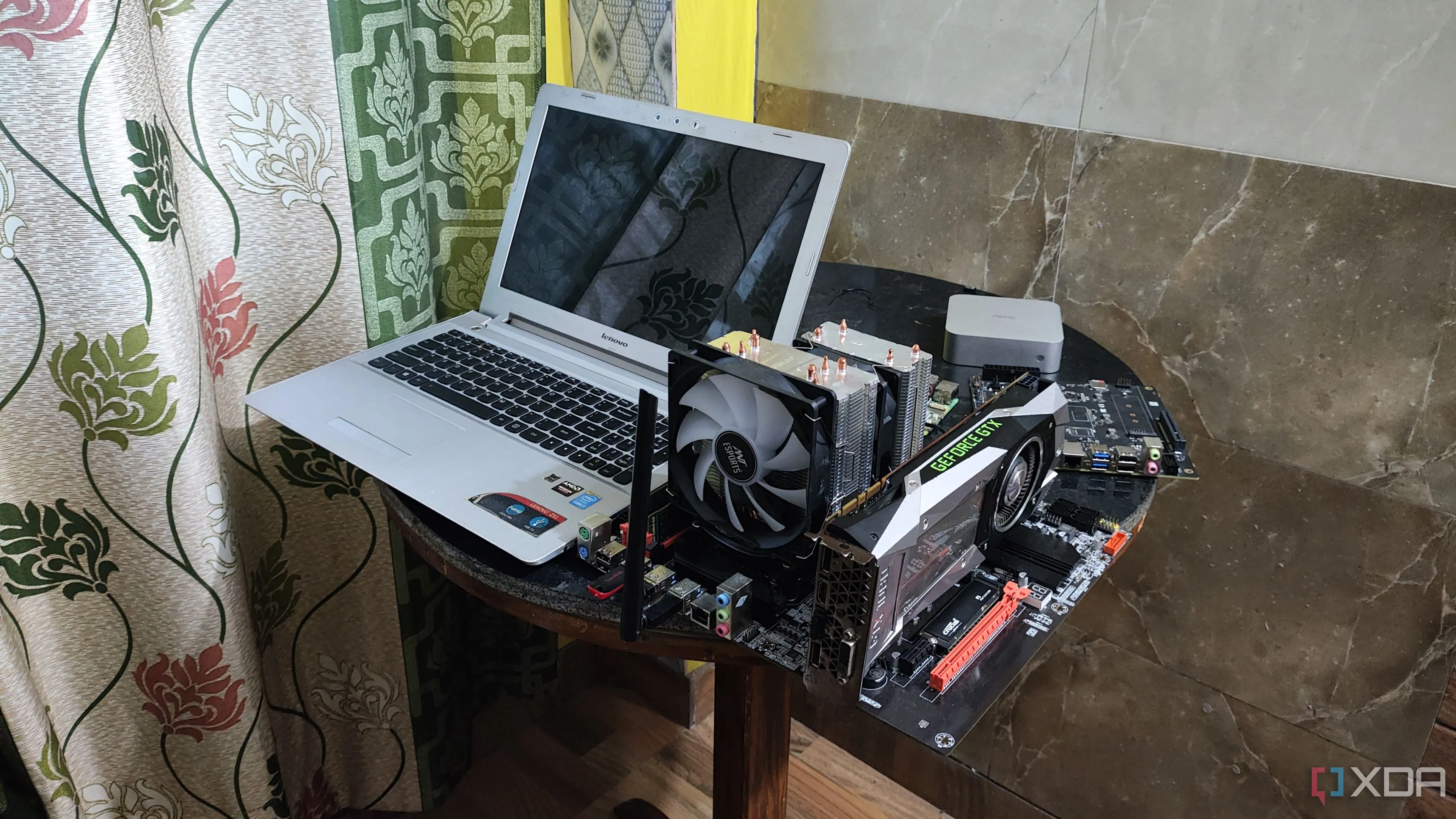 Laptop Lenovo Z51-70 bên cạnh máy chủ PC, minh họa thiết lập home lab và bảo mật mạng