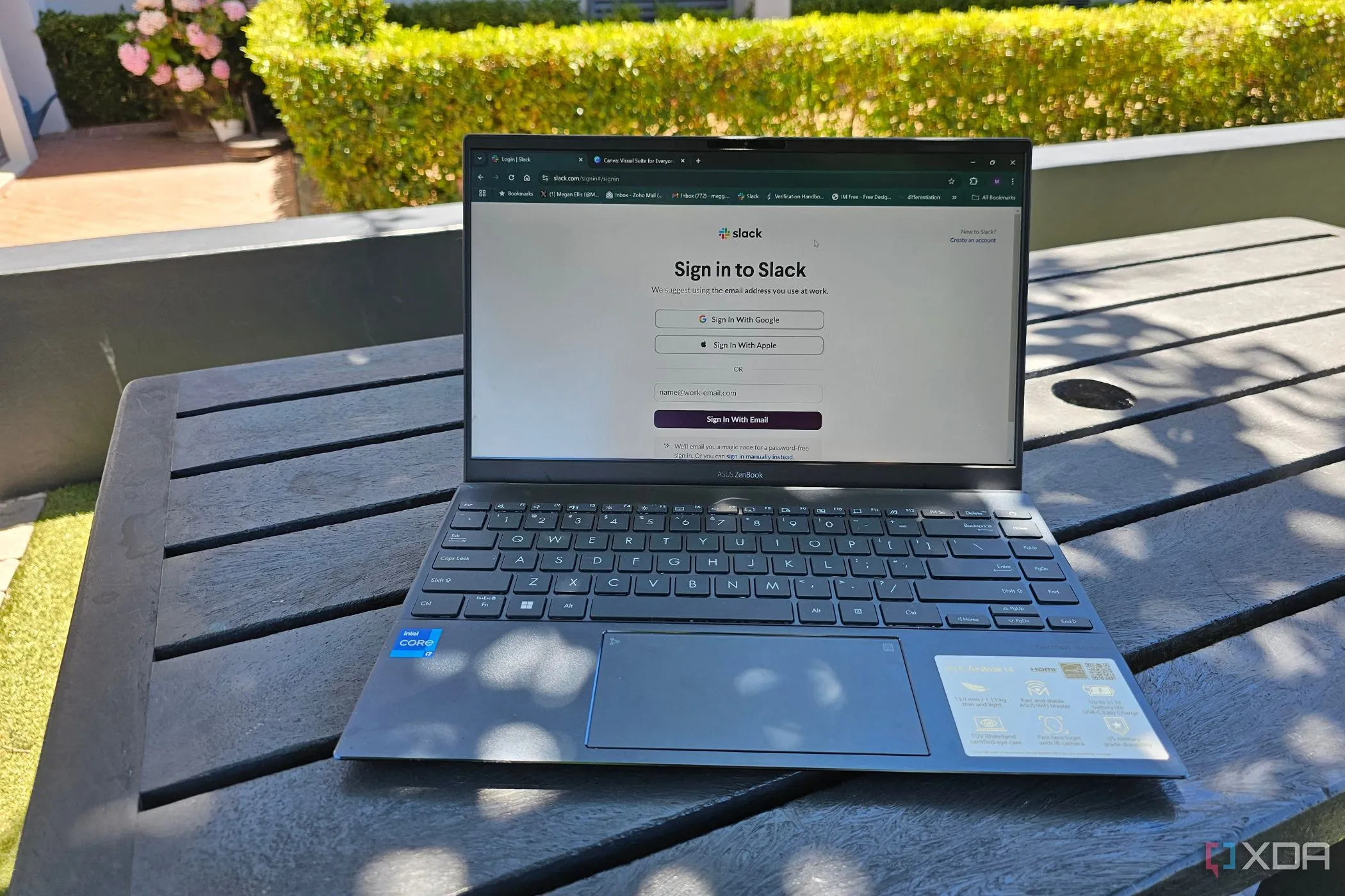 laptop ngoài trời với màn hình đăng nhập Slack