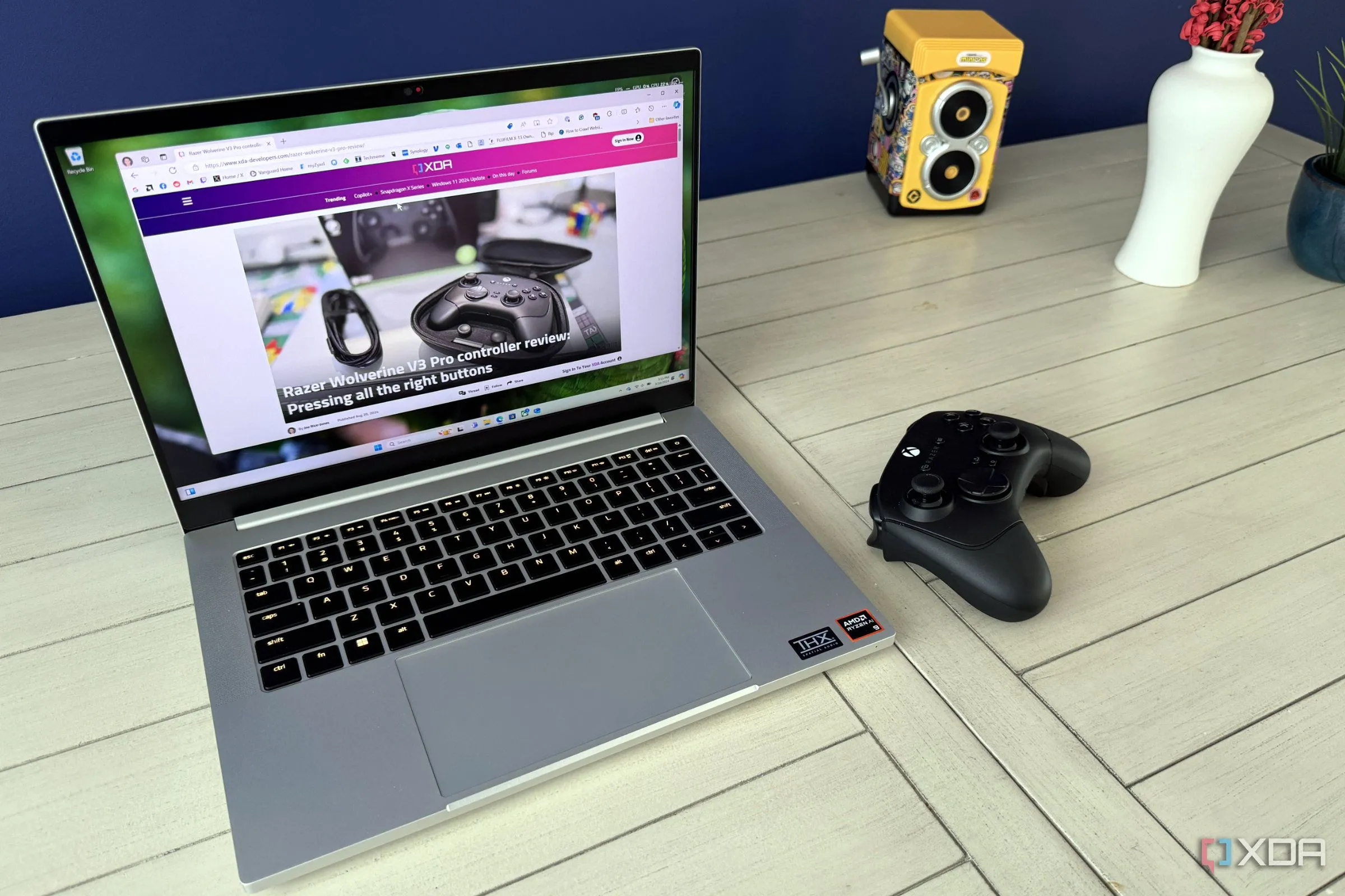 Laptop Razer Blade 14 2024 đặt cạnh tay cầm Xbox, minh họa khả năng chơi game với eGPU