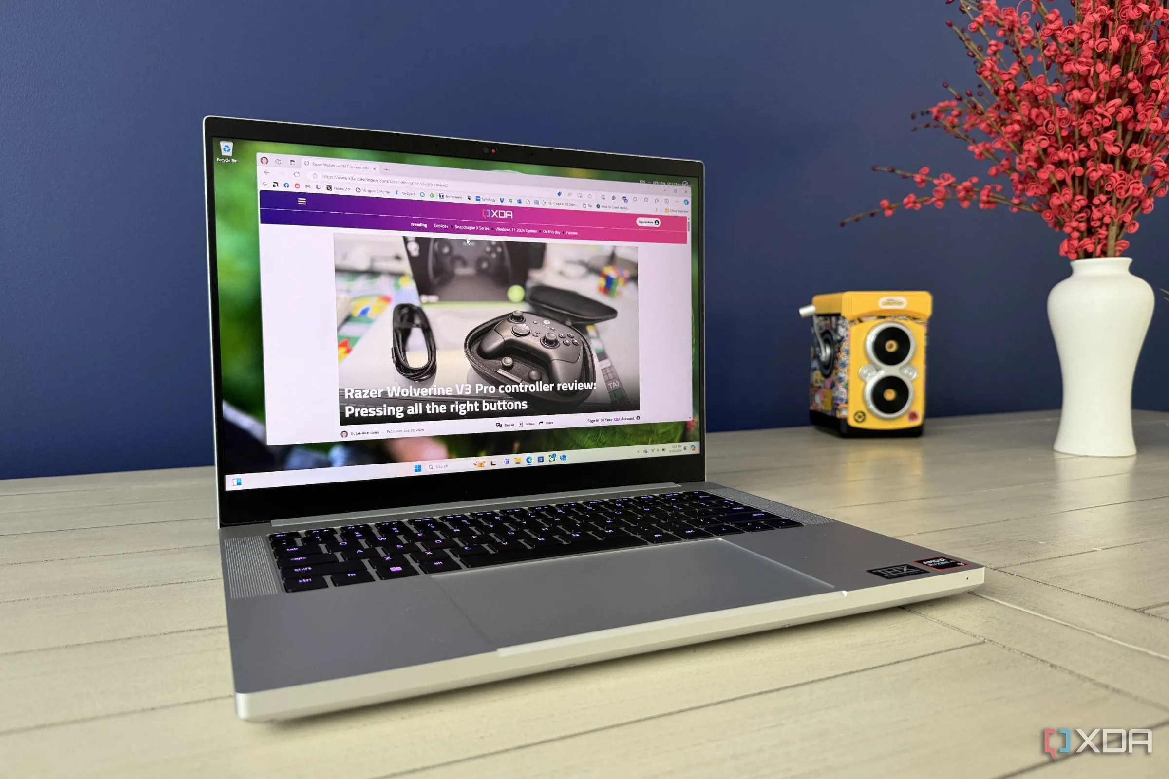 Laptop Razer Blade 14 (mẫu 2024) màu đen đặt trên bàn, hiển thị màn hình