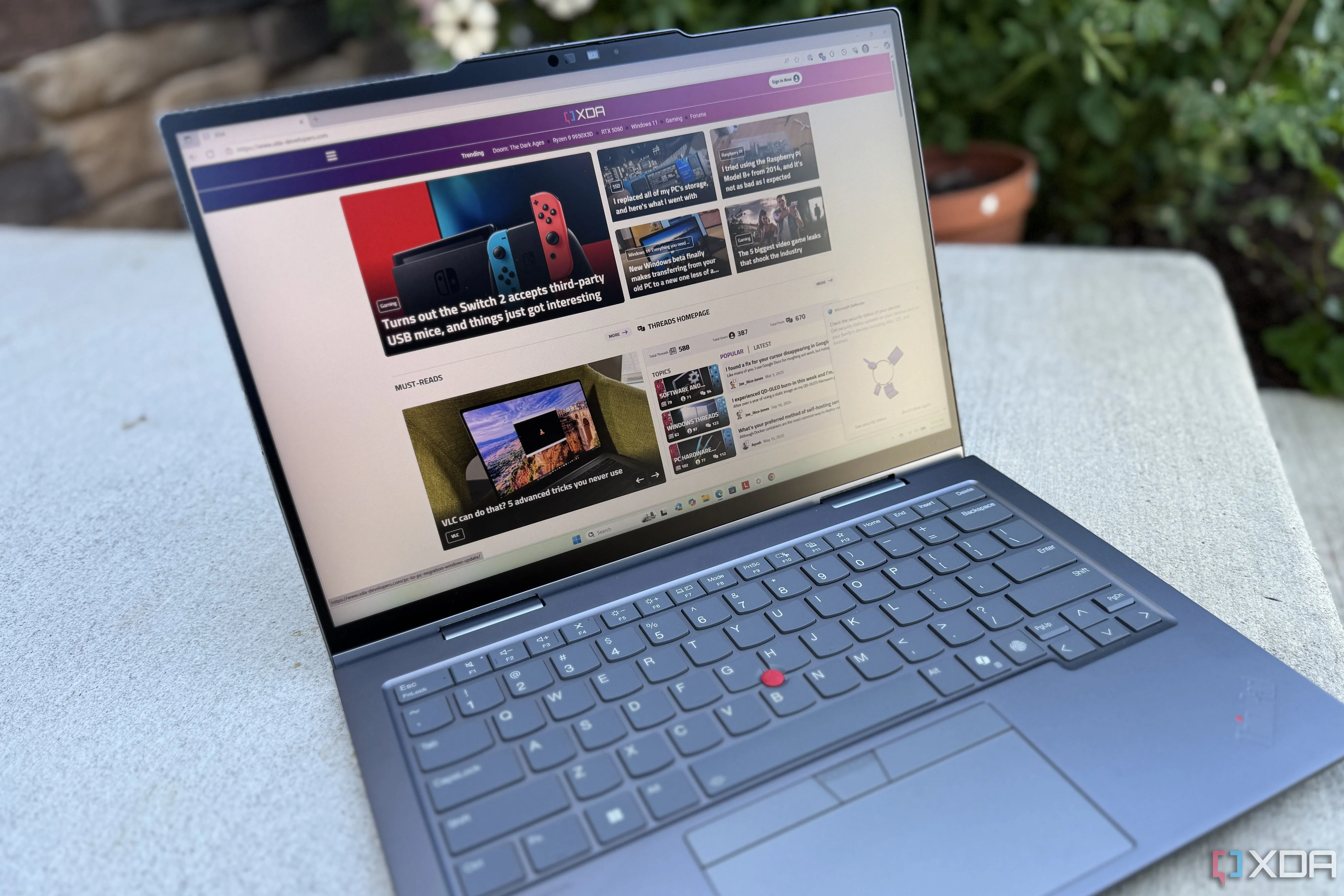 Laptop ThinkPad X1 2-in-1 hiển thị trang web XDA Developers, minh họa trải nghiệm nội dung trên Internet