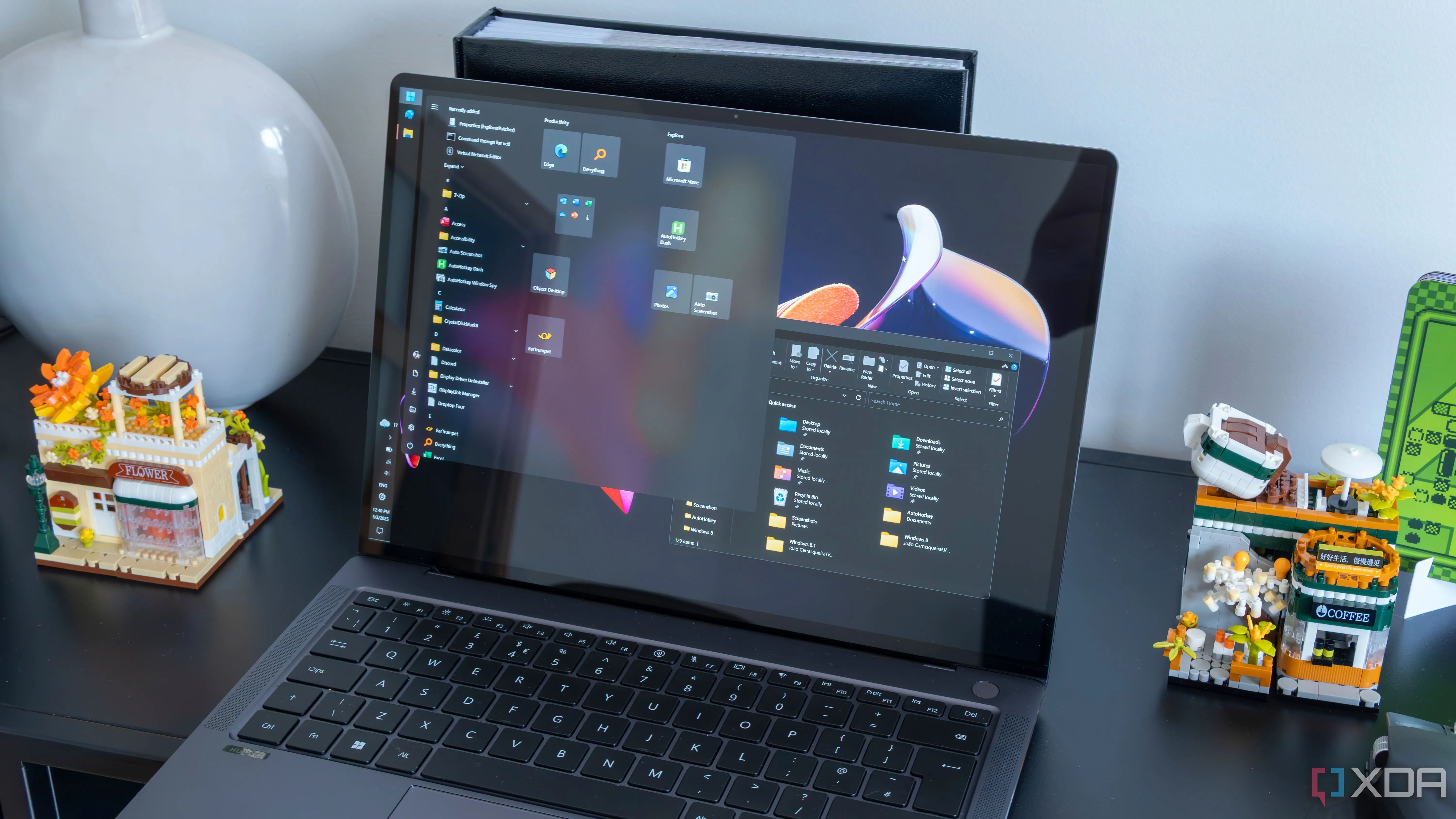 Laptop Windows 11 chạy ExplorerPatcher với menu Start kiểu Windows 10