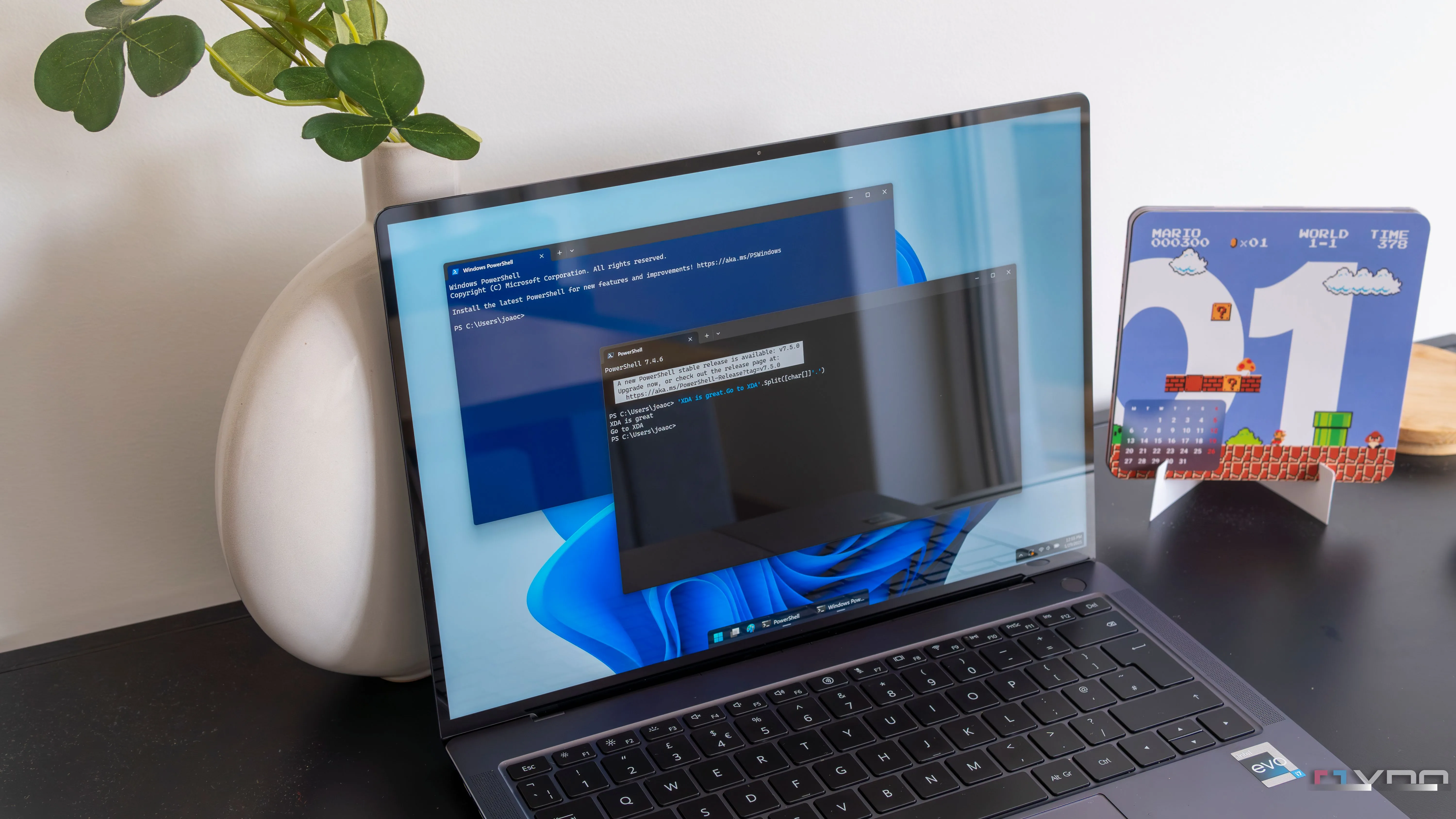 Laptop Windows 11 chạy PowerShell và các cửa sổ terminal riêng biệt cho WSL