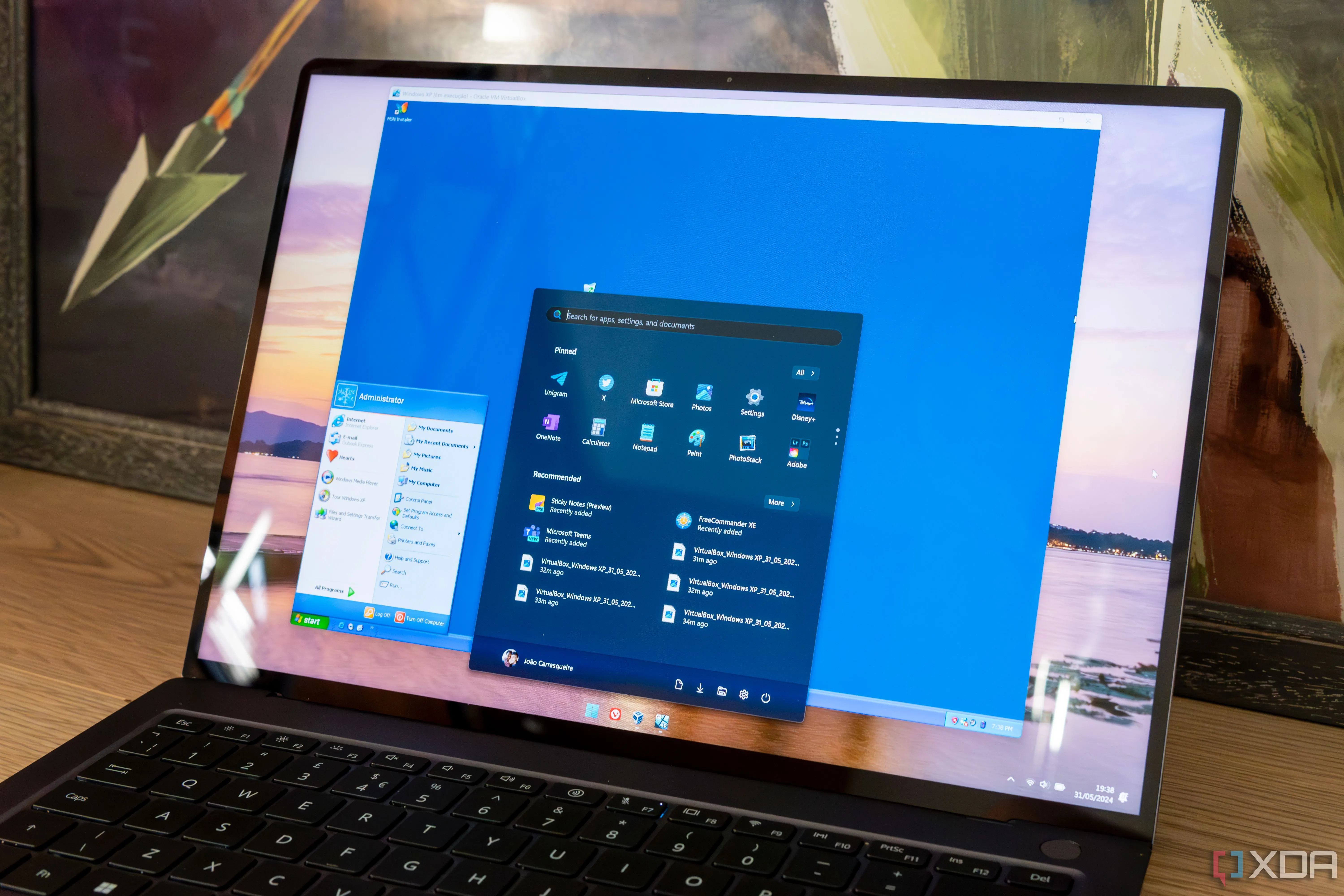 Laptop Windows 11 chạy Windows XP trên máy ảo, gợi nhớ ký ức về hệ điều hành kinh điển.