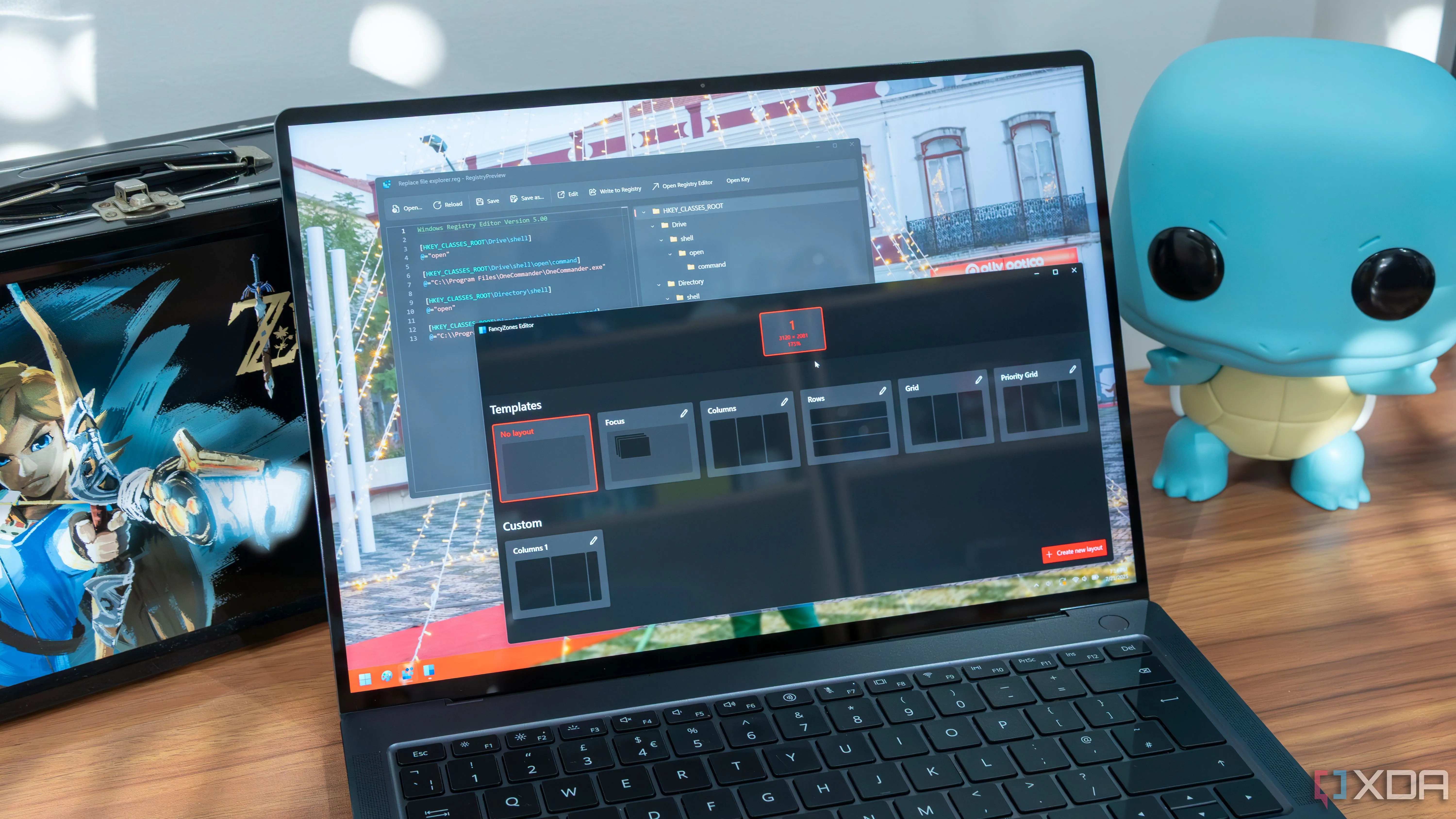 Laptop Windows 11 hiển thị cài đặt PowerToys Registry preview và FancyZones, với tính năng Peek để xem trước file