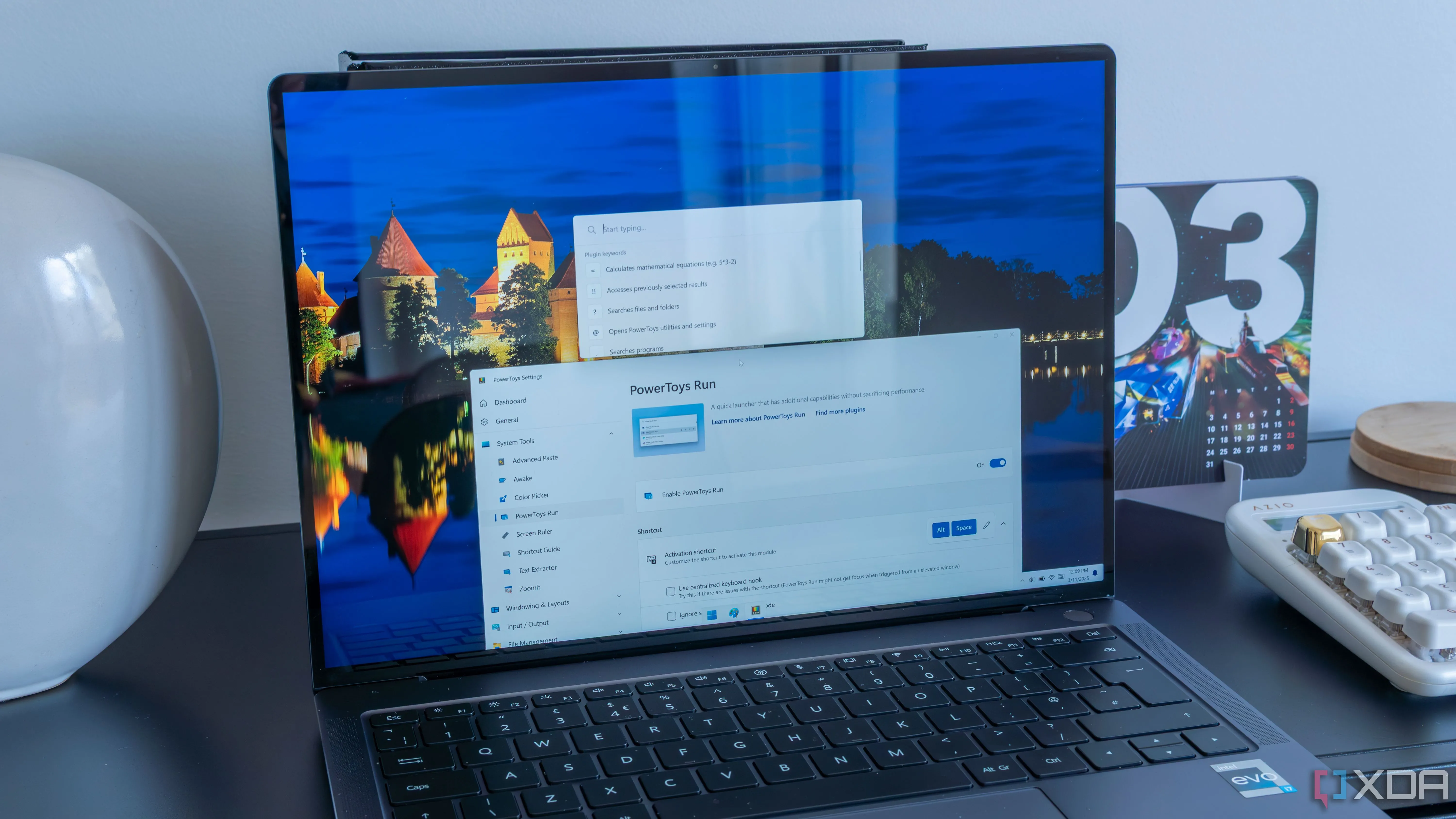 Laptop Windows 11 hiển thị giao diện PowerToys Run, minh họa khả năng tìm kiếm và quản lý nhanh chóng các chức năng hệ thống.