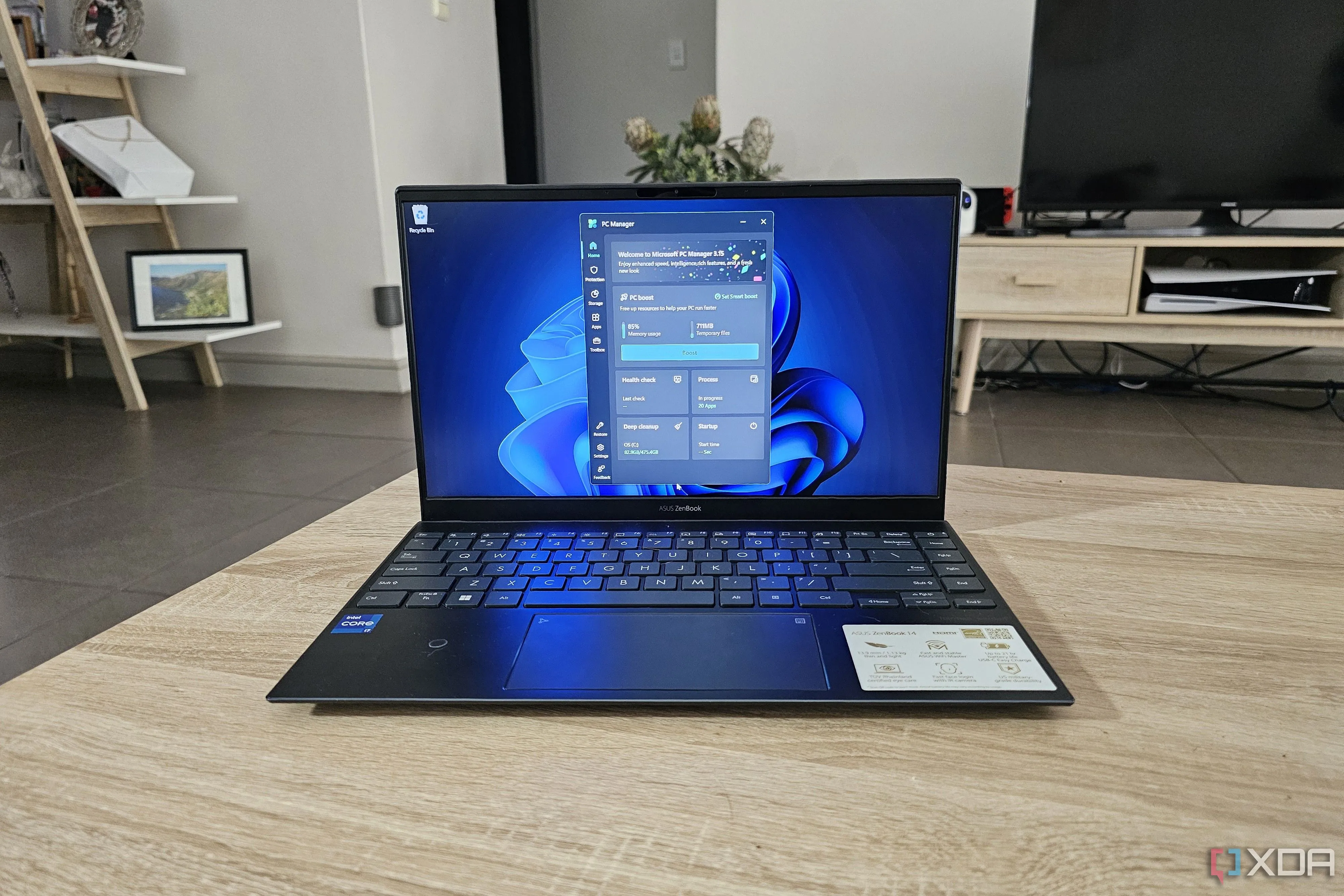 Laptop Windows 11 hiển thị giao diện quản lý máy tính, minh họa việc sử dụng bảo mật tích hợp thay vì phần mềm diệt virus bên thứ ba.
