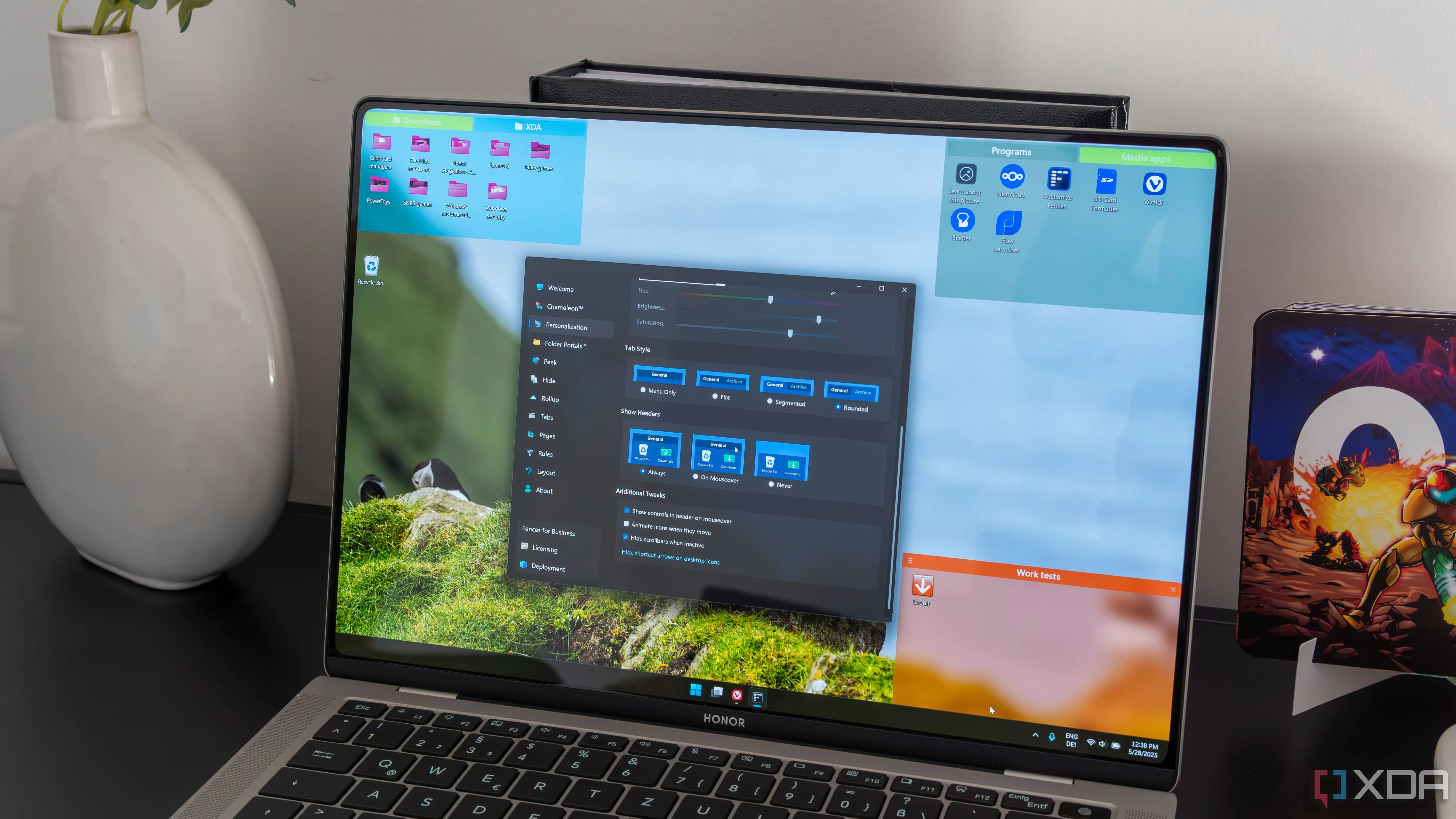 Laptop Windows 11 hiển thị màn hình desktop được tùy chỉnh, minh họa khả năng điều chỉnh cài đặt hệ thống