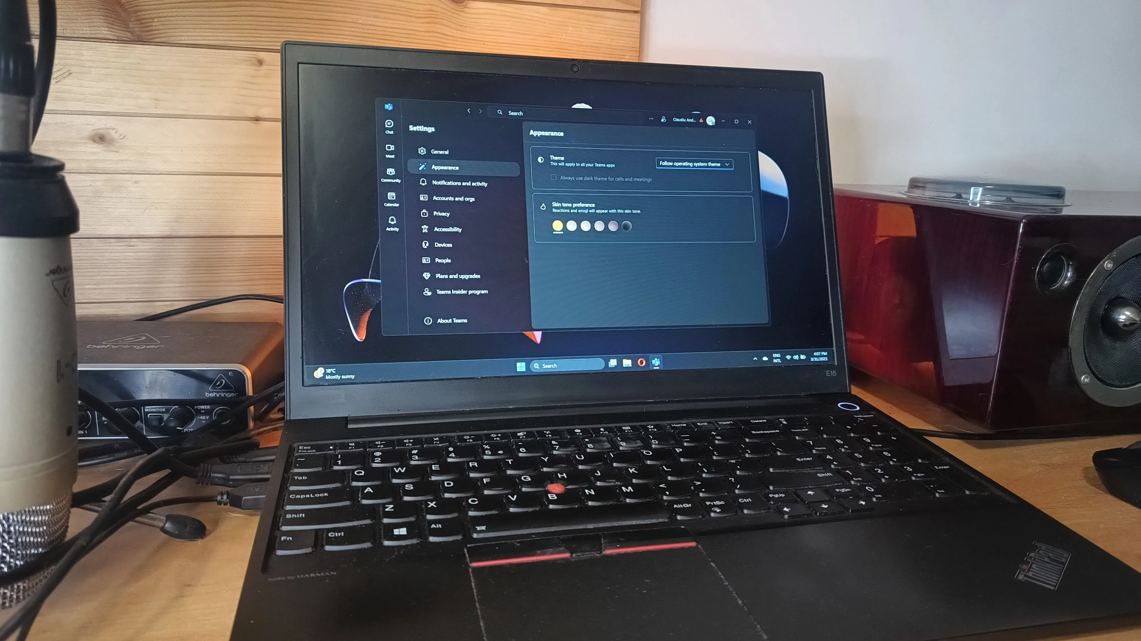 Laptop Windows 11 minh họa các tùy chỉnh ứng dụng Microsoft Teams đang chạy