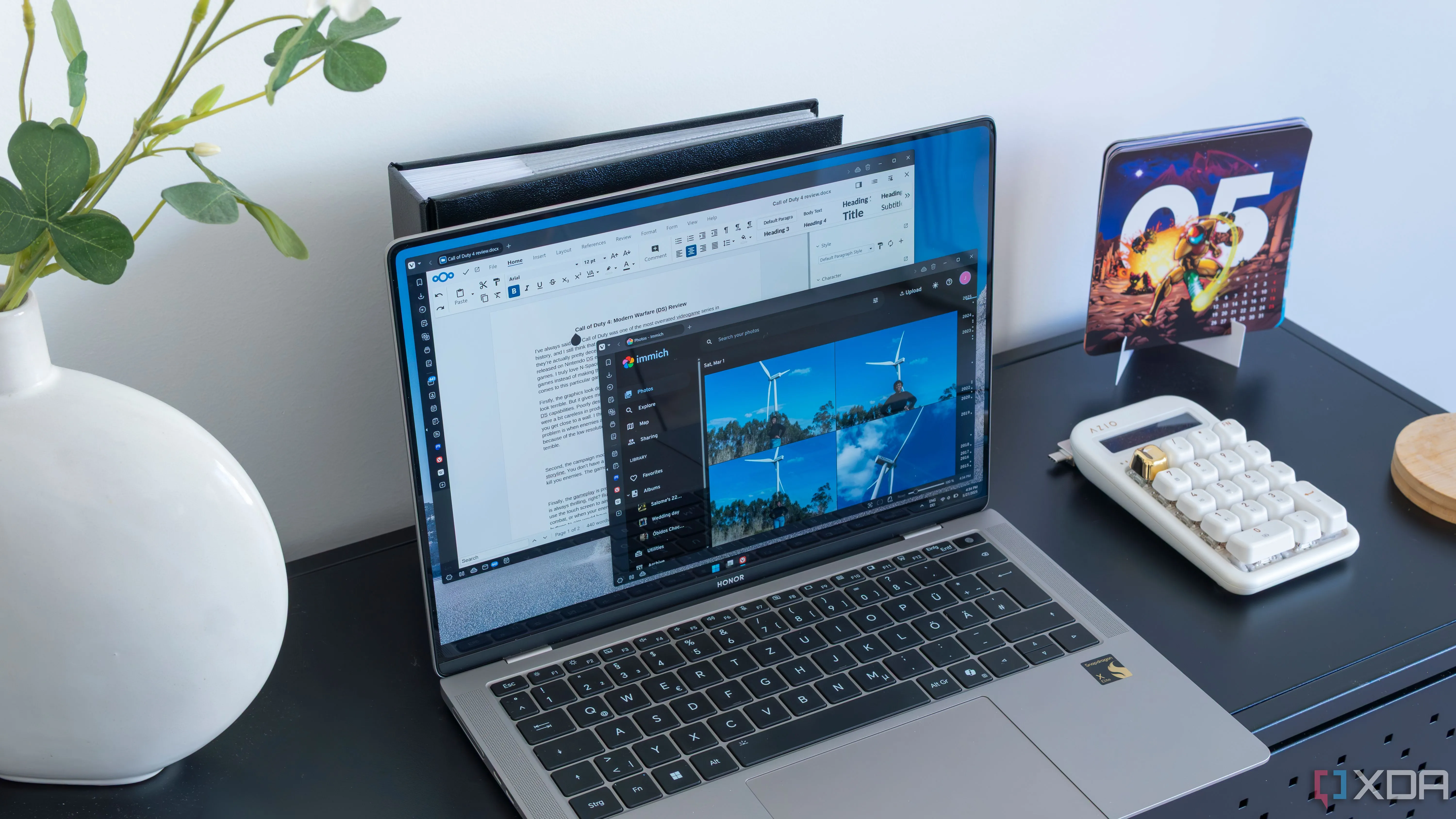 Laptop Windows 11 với các ứng dụng đang chạy, thể hiện sự đa năng của thiết bị được chứng nhận WHCP.