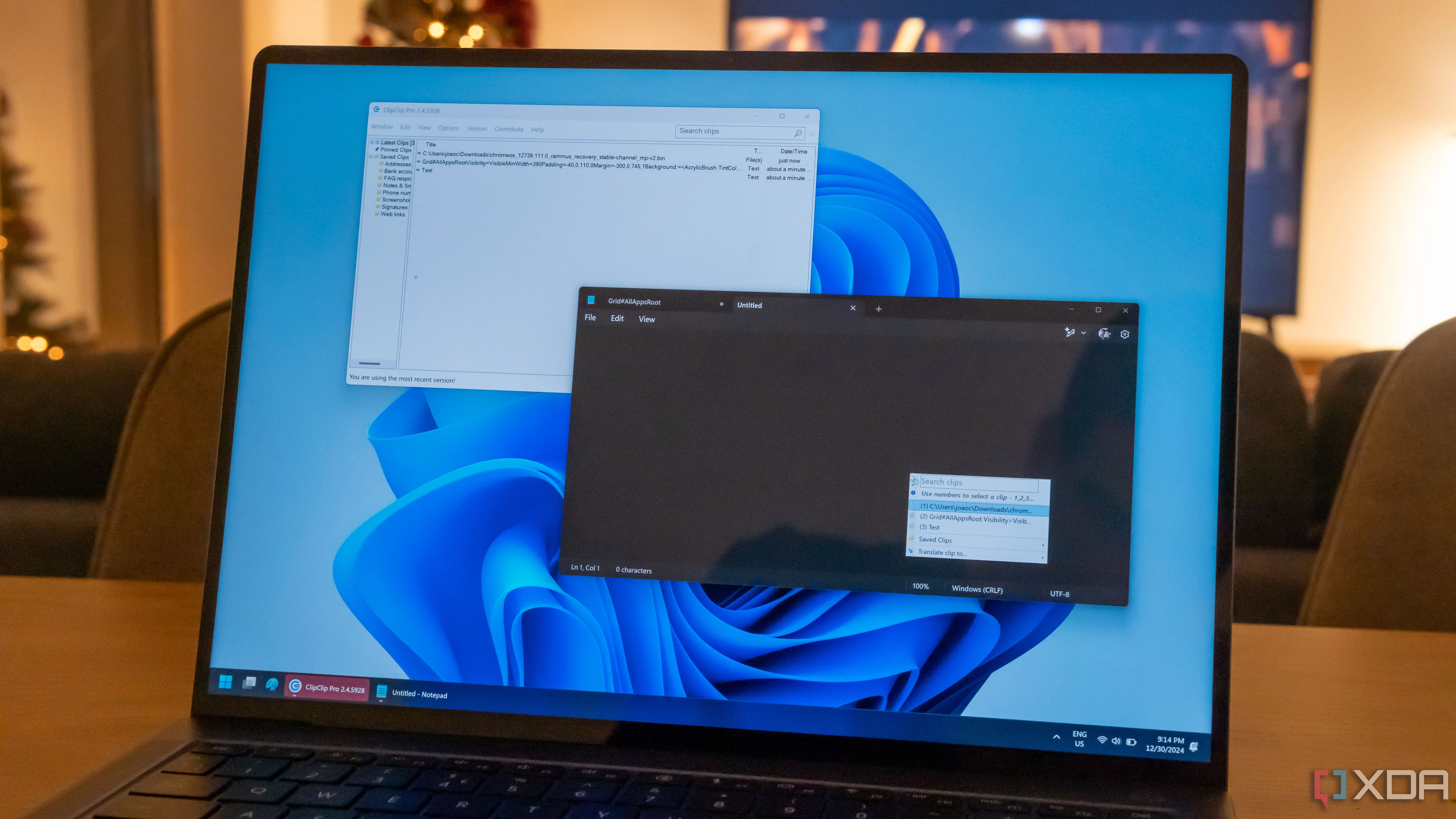 Laptop Windows 11 với ứng dụng ClipClip và Notepad minh họa quản lý clipboard