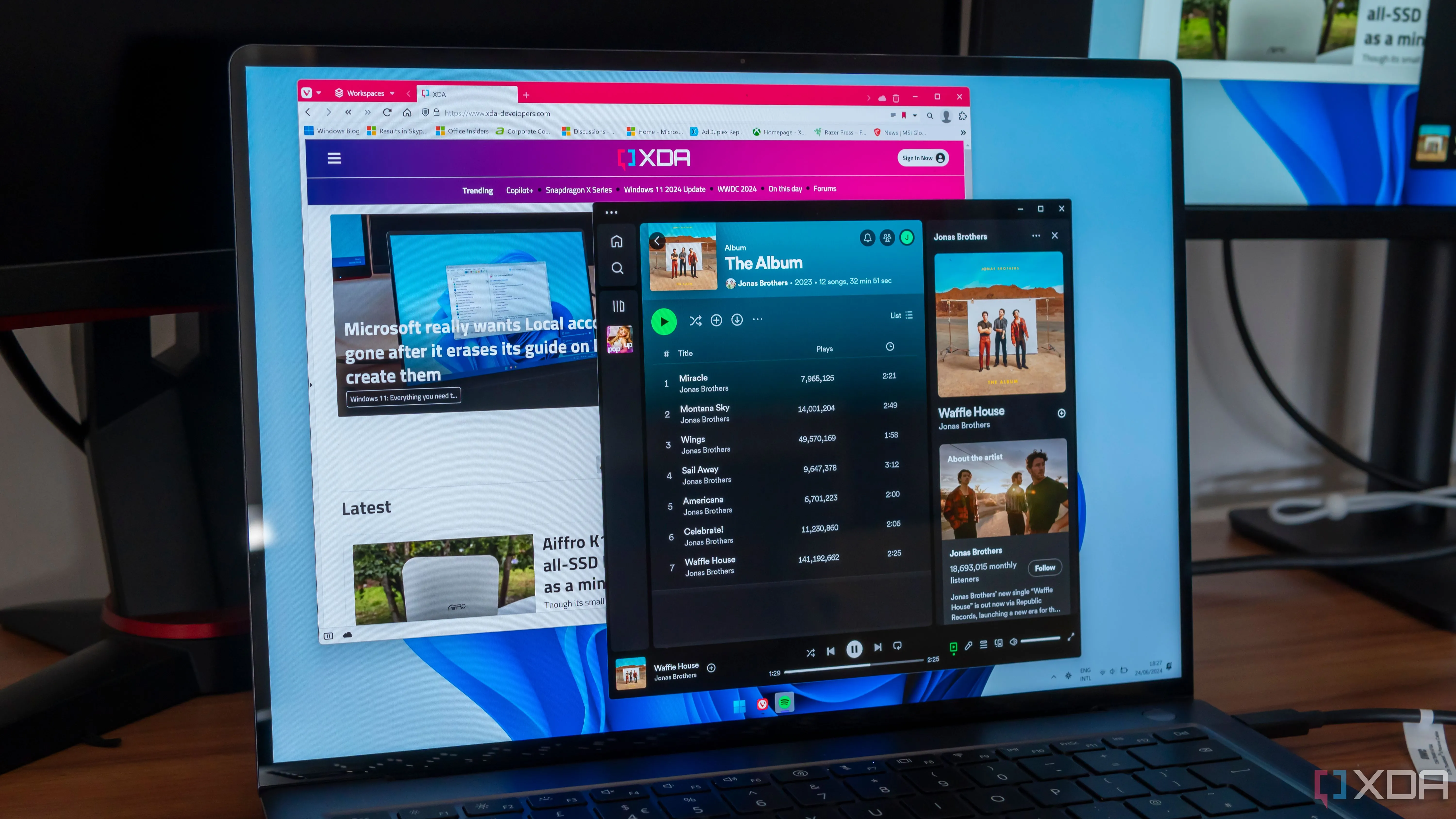 Laptop Windows đang chạy ứng dụng Spotify và trình duyệt Vivaldi