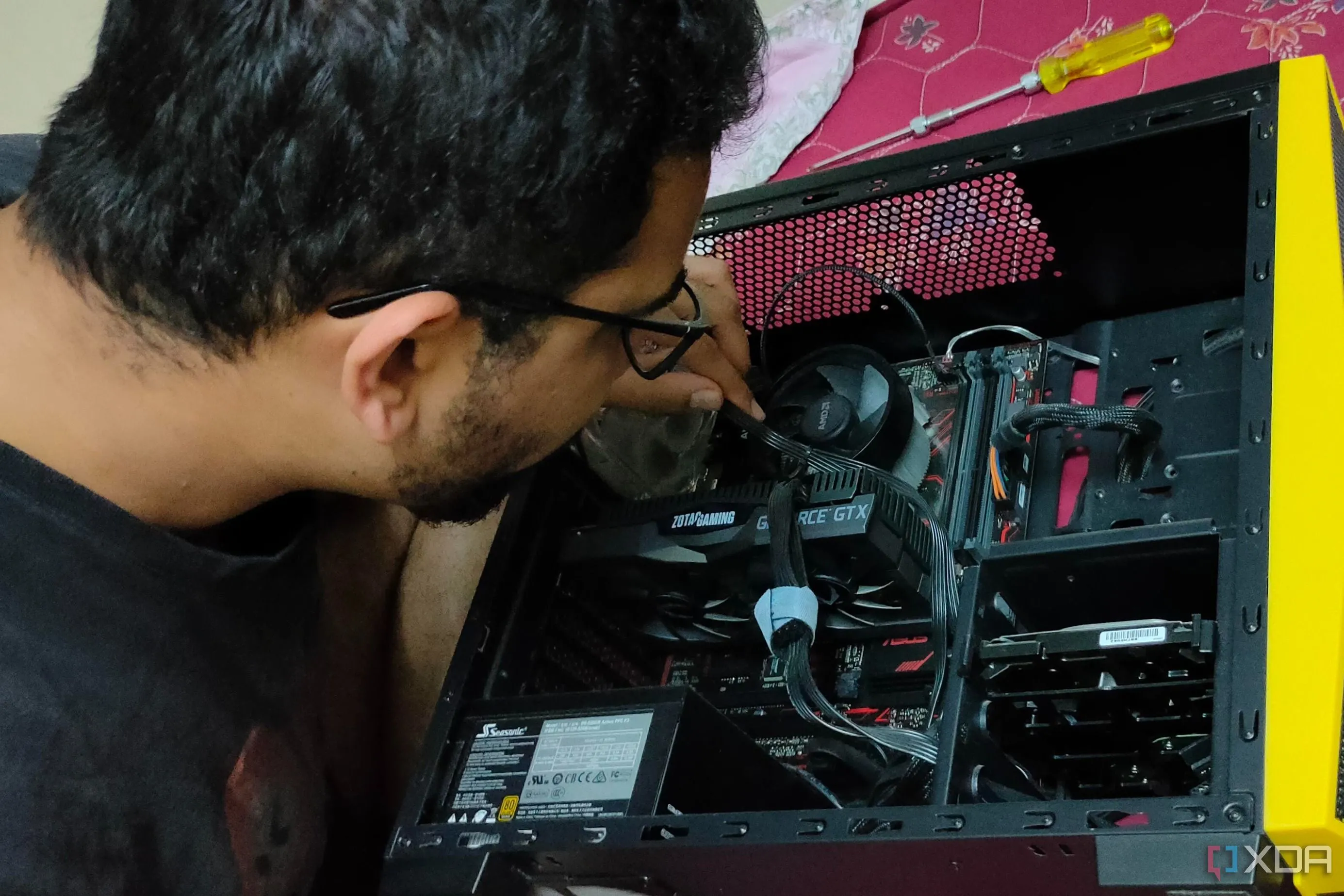 Linh kiện máy tính cũ được lắp ráp gọn gàng trong vỏ case PC cỡ nhỏ