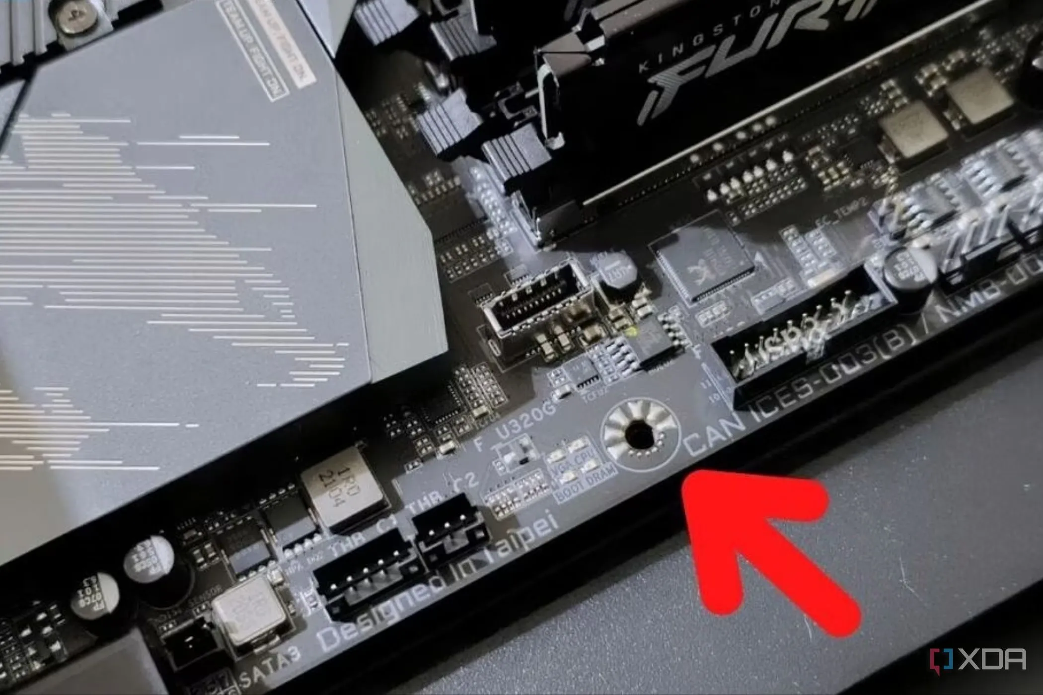 Lỗ ốc kê được đánh dấu rõ ràng trên bo mạch chủ của máy tính PC