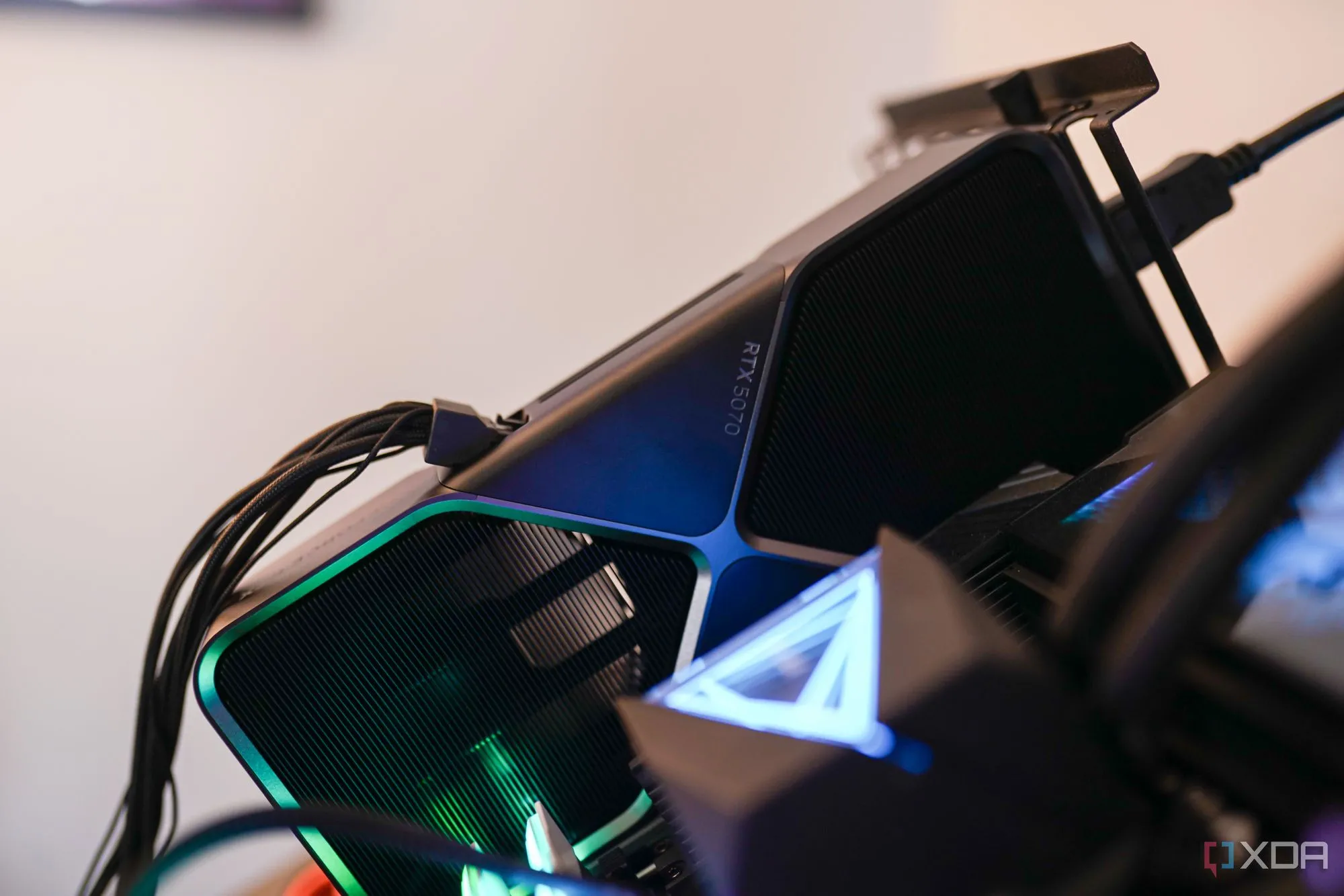 Logo NVIDIA nổi bật trên GeForce RTX 5070