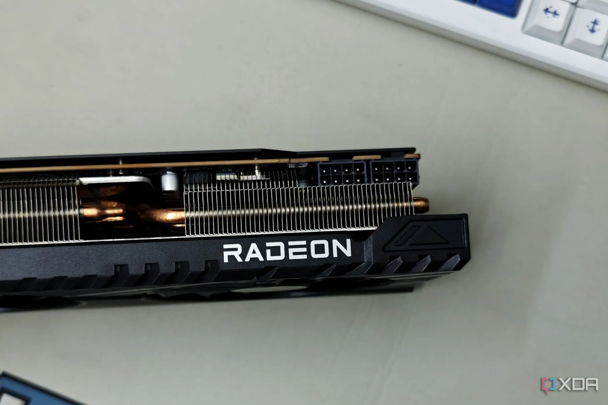 Logo Radeon nổi bật trên card đồ họa ASRock Challenger RX 7700 XT, biểu trưng cho thương hiệu GPU của AMD.