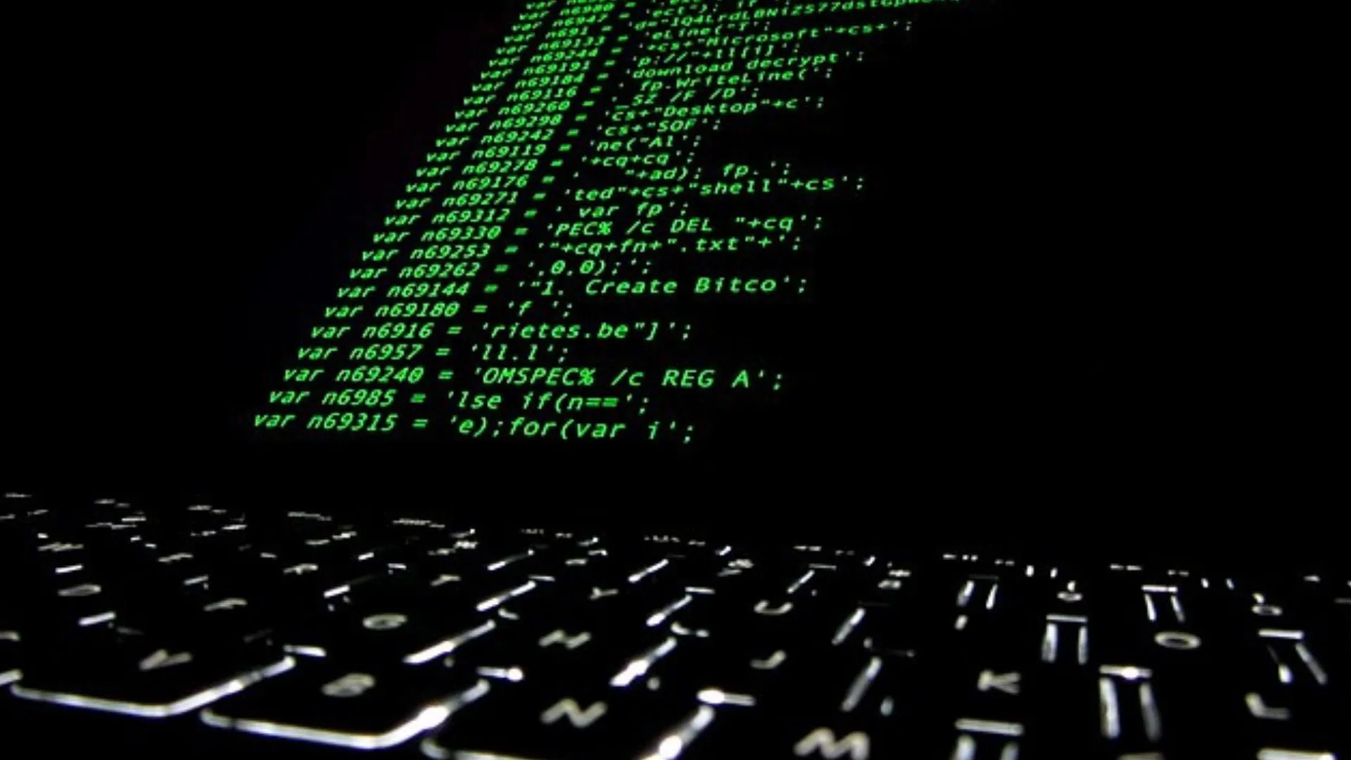 Mã nguồn của một loại ransomware hiển thị trên màn hình, minh họa nguy cơ khi sử dụng phần mềm crack không rõ nguồn gốc.