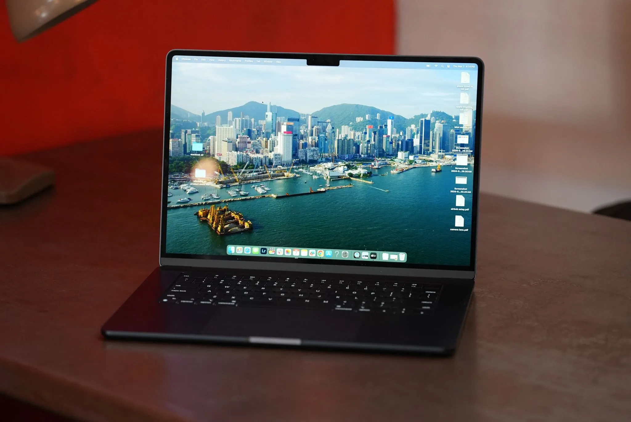 MacBook Air M3 trên bàn với màn hình bật sáng, hiển thị giao diện macOS
