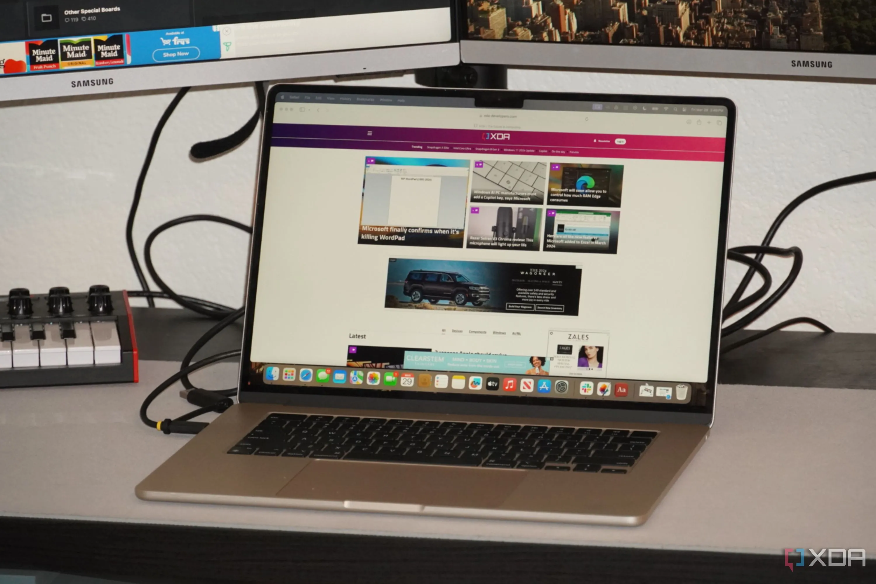 MacBook Pro kết nối với bộ chuyển đổi StarTech, hiển thị màn hình ngoài