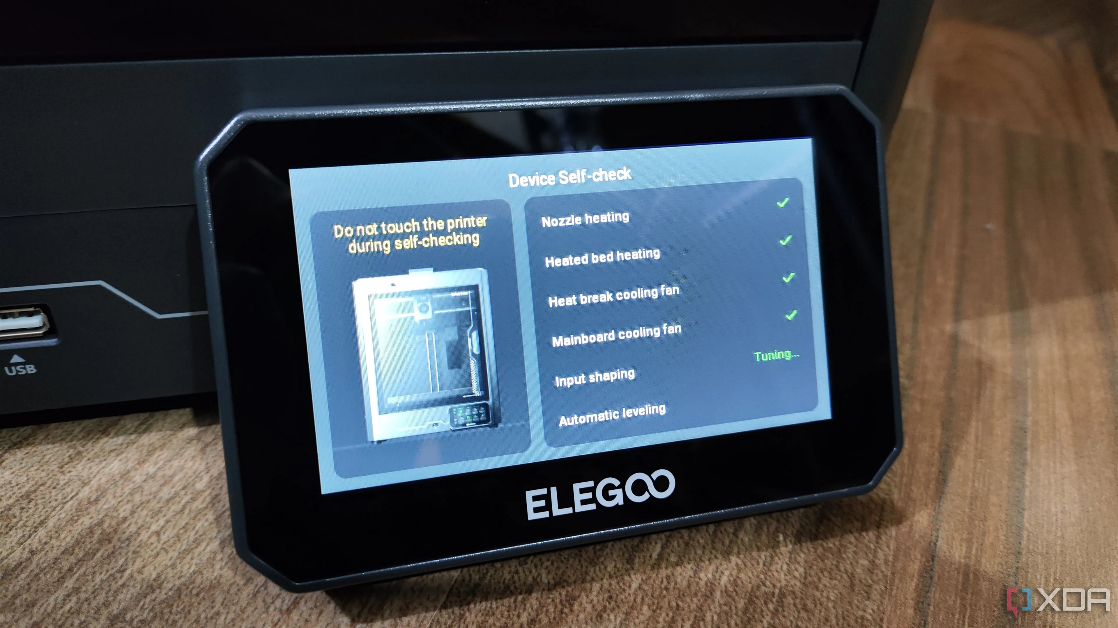 Màn hình cảm ứng trên máy in 3D Elegoo Centauri Carbon hiển thị giao diện thân thiện với người dùng
