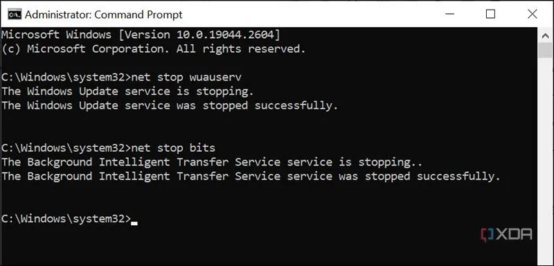 Màn hình Command Prompt với lệnh &quot;net stop wuauserv&quot; và &quot;net stop bits&quot; để dừng dịch vụ cập nhật