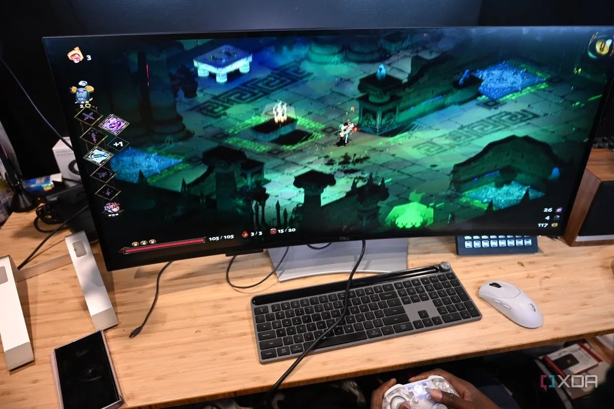 Màn hình cong Dell UltraSharp 40 Thunderbolt Hub hiển thị game Hades sống động