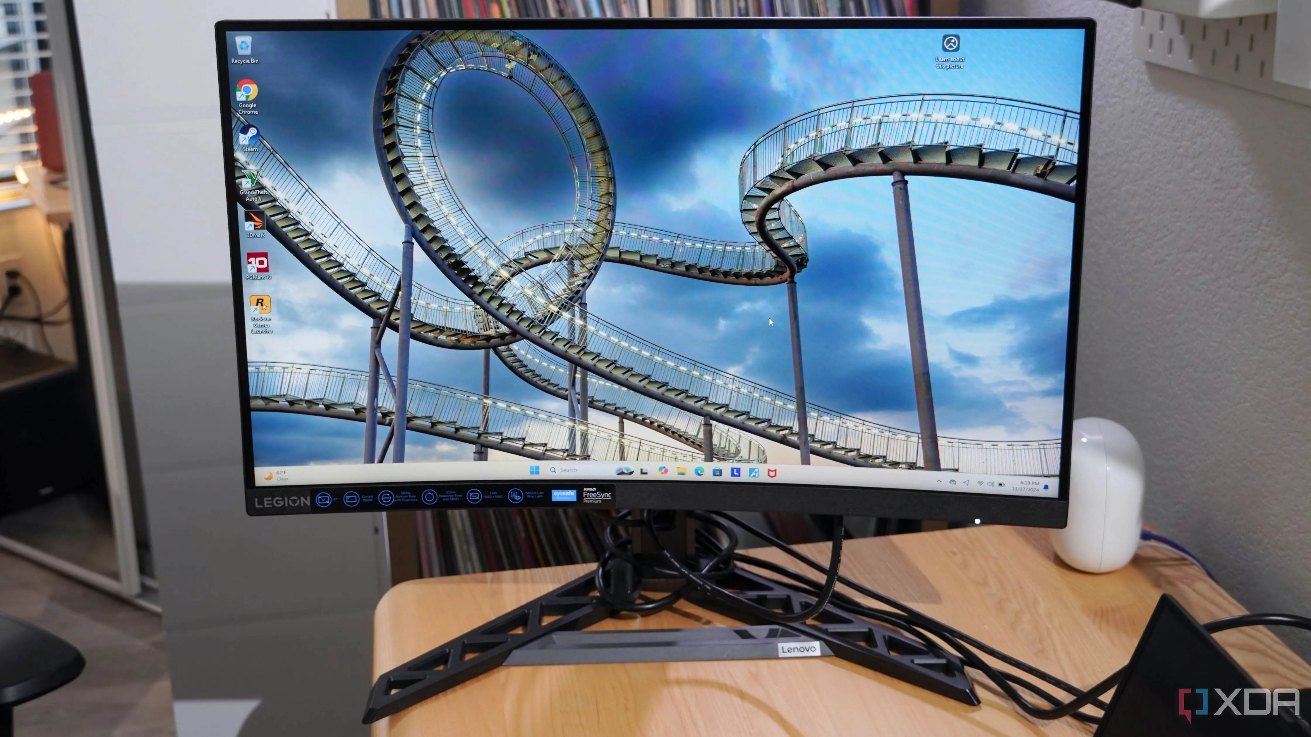 Màn hình cong Lenovo Legion 27 inch hiển thị hình ảnh sắc nét trên bàn làm việc, minh họa cho công nghệ hiển thị subpixel