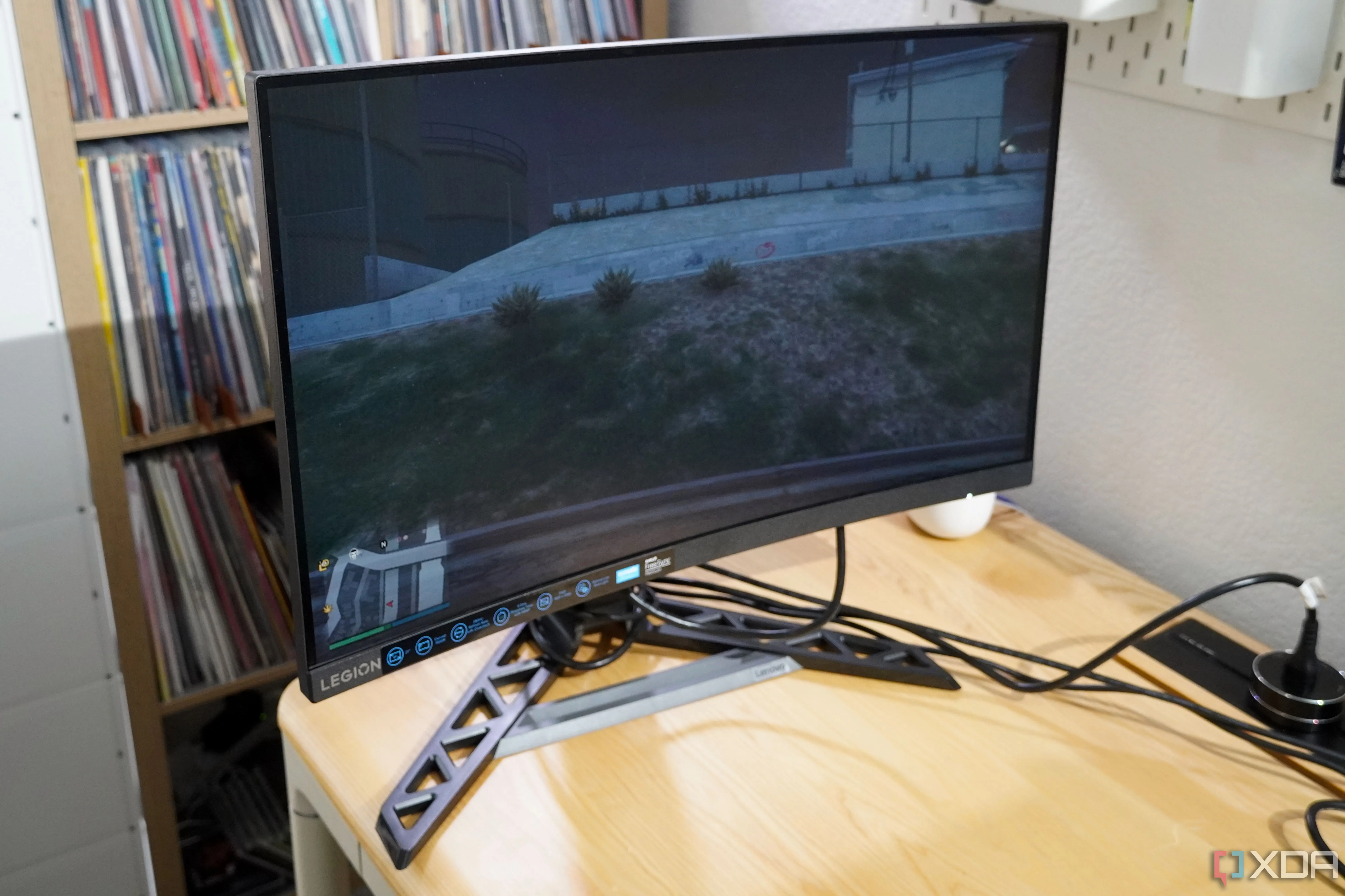 Màn hình cong Lenovo Legion trên bàn làm việc