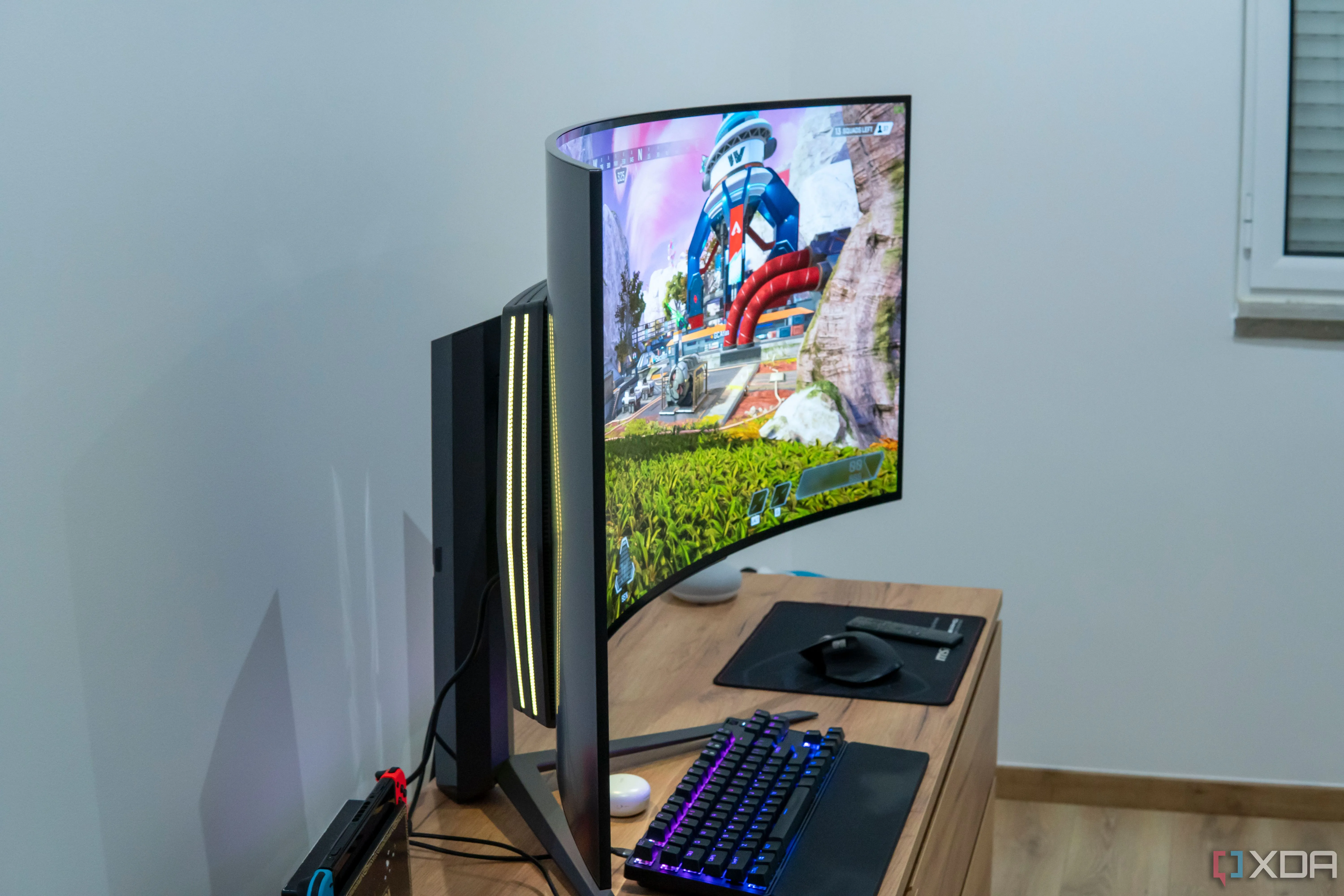 Màn hình cong LG UltraGear 45GR95QE với đèn RGB khi chơi game