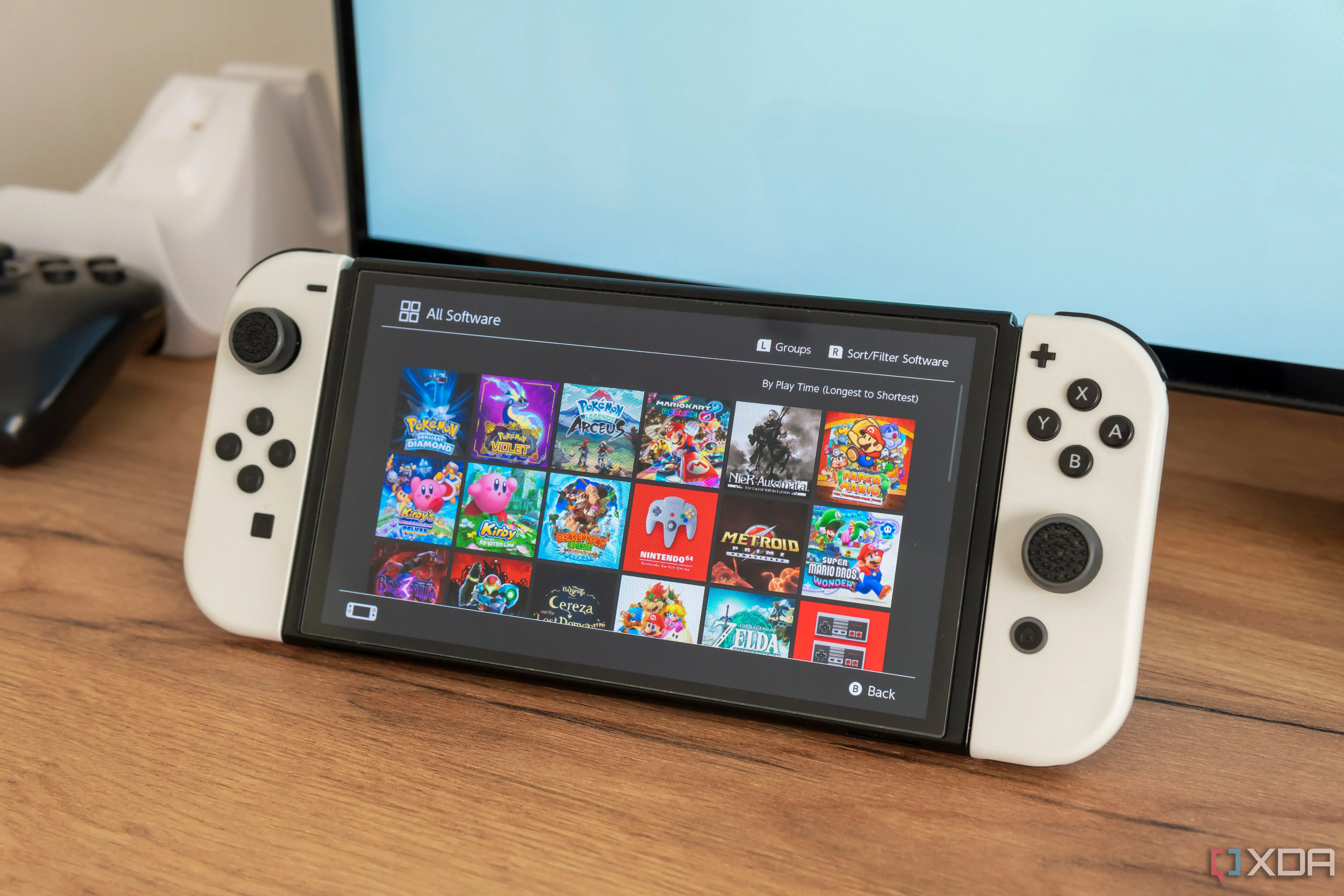 Màn hình console Nintendo Switch hiển thị danh sách các trò chơi và phần mềm đã cài đặt.