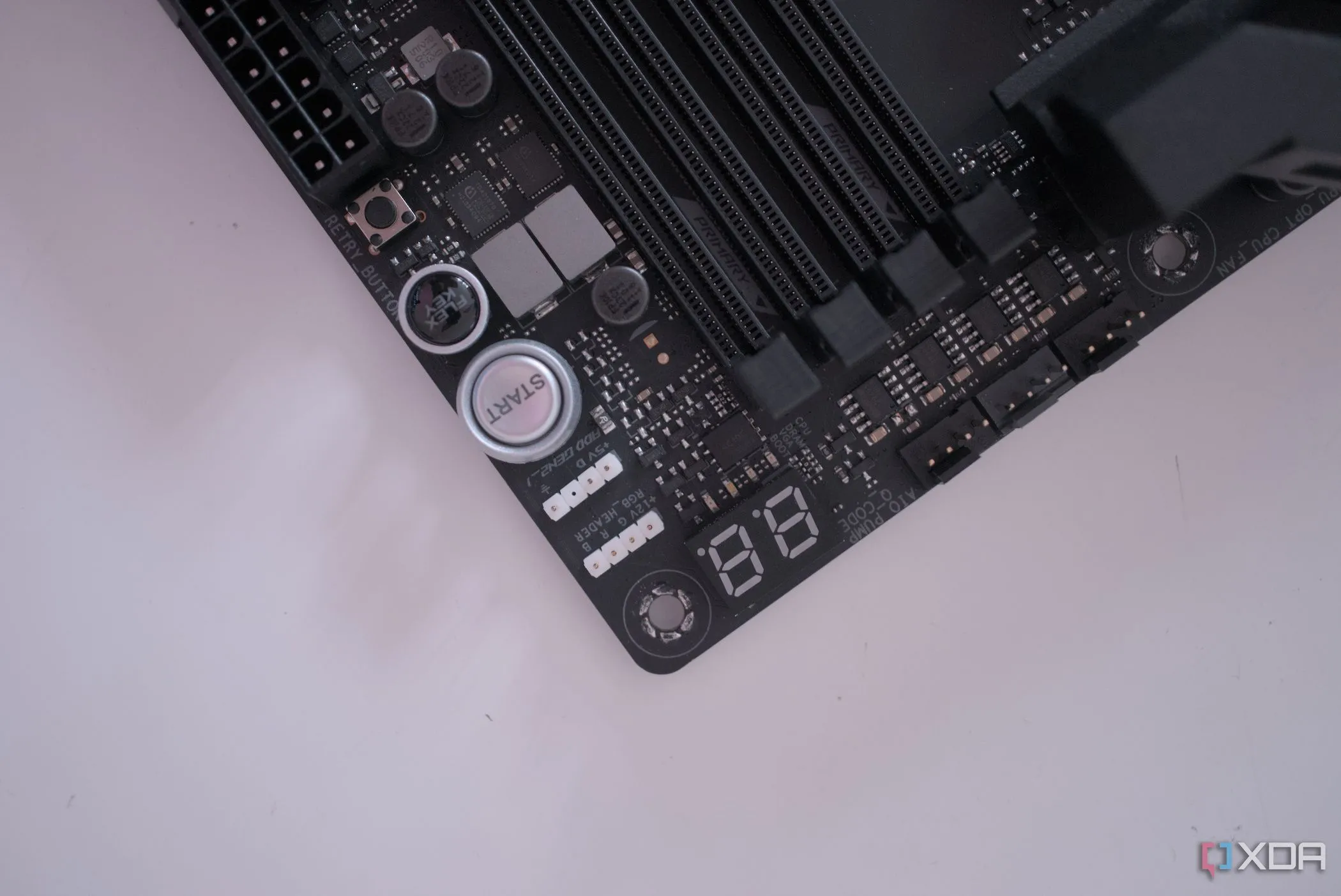 Màn hình debug và đèn LED báo lỗi trên bo mạch chủ ASUS ROG Crosshair X670E Hero, giúp chẩn đoán sự cố nhanh chóng.