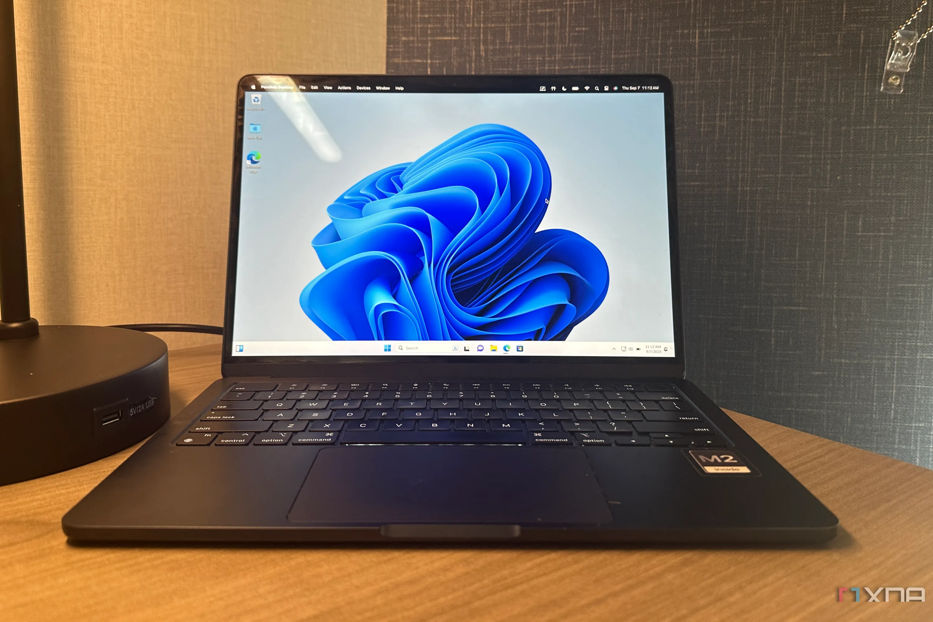 Màn hình desktop Windows 11 chạy trên MacBook Air M2 thông qua phần mềm ảo hóa