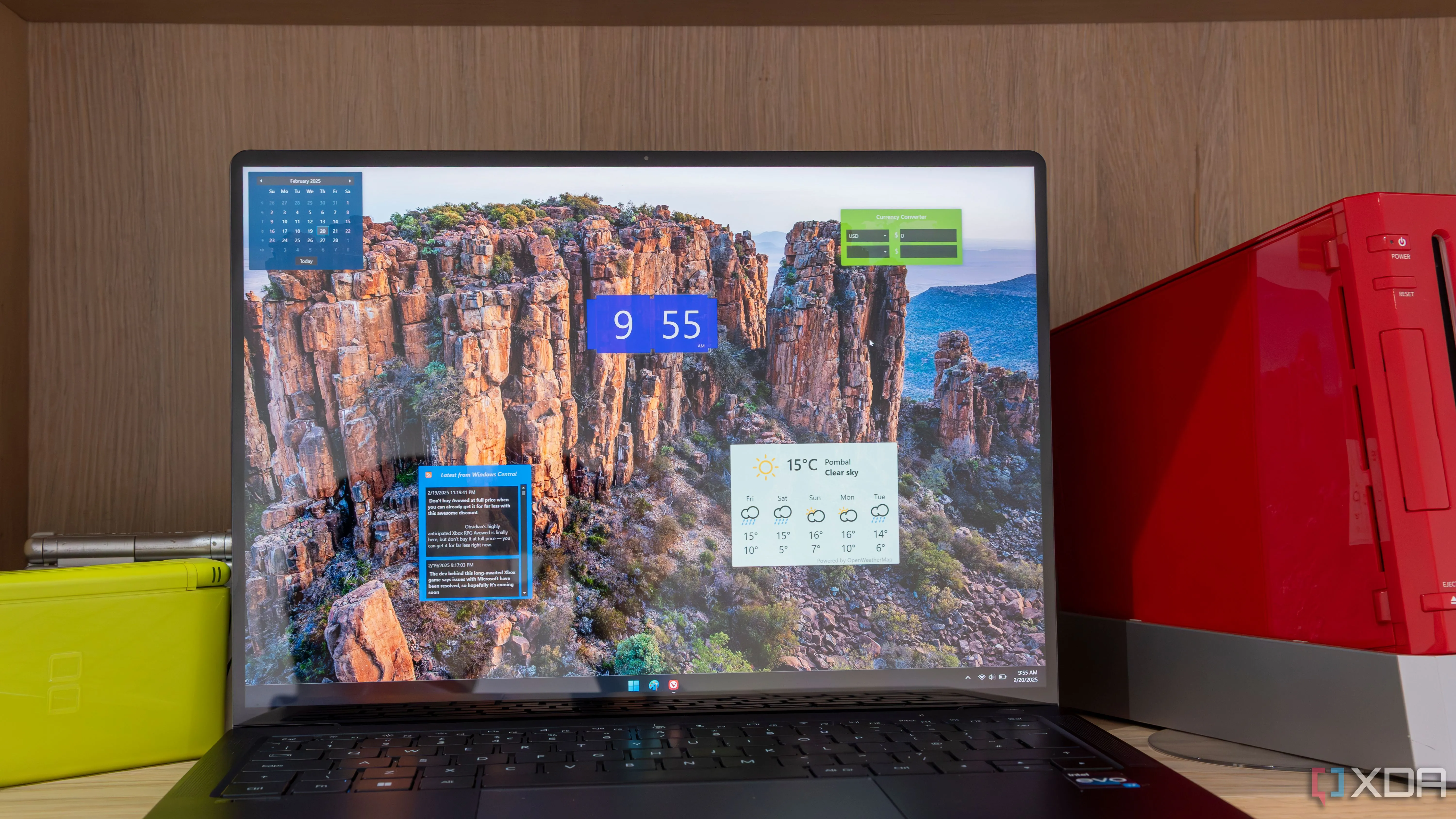 Màn hình desktop Windows 11 với nhiều widget tiện ích được tùy chỉnh, hỗ trợ công việc và năng suất