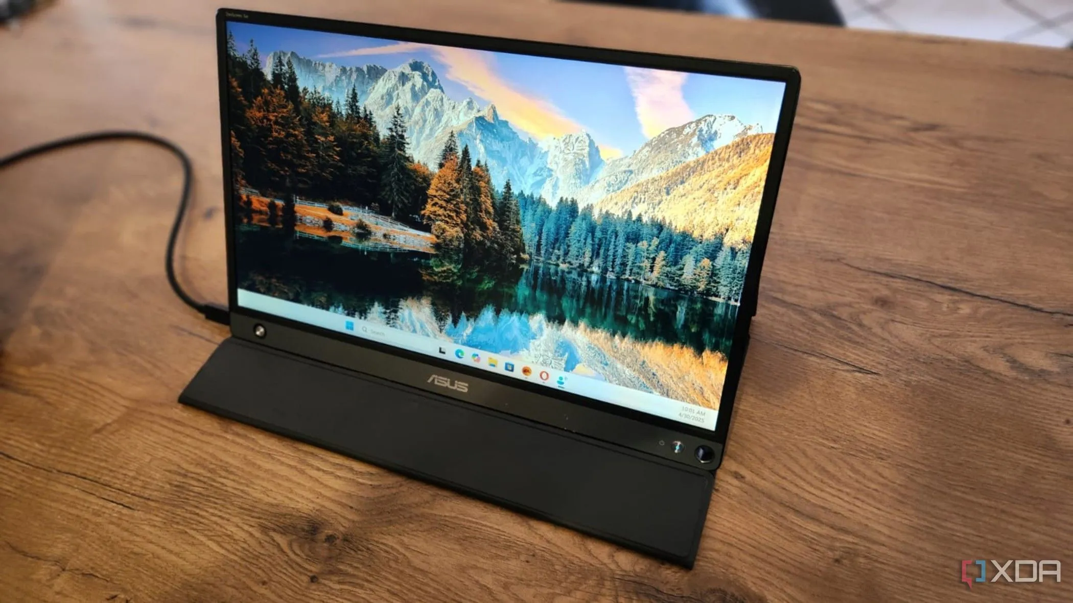 Màn hình di động Asus Zenscreen Go với chân đế gập kiểu origami
