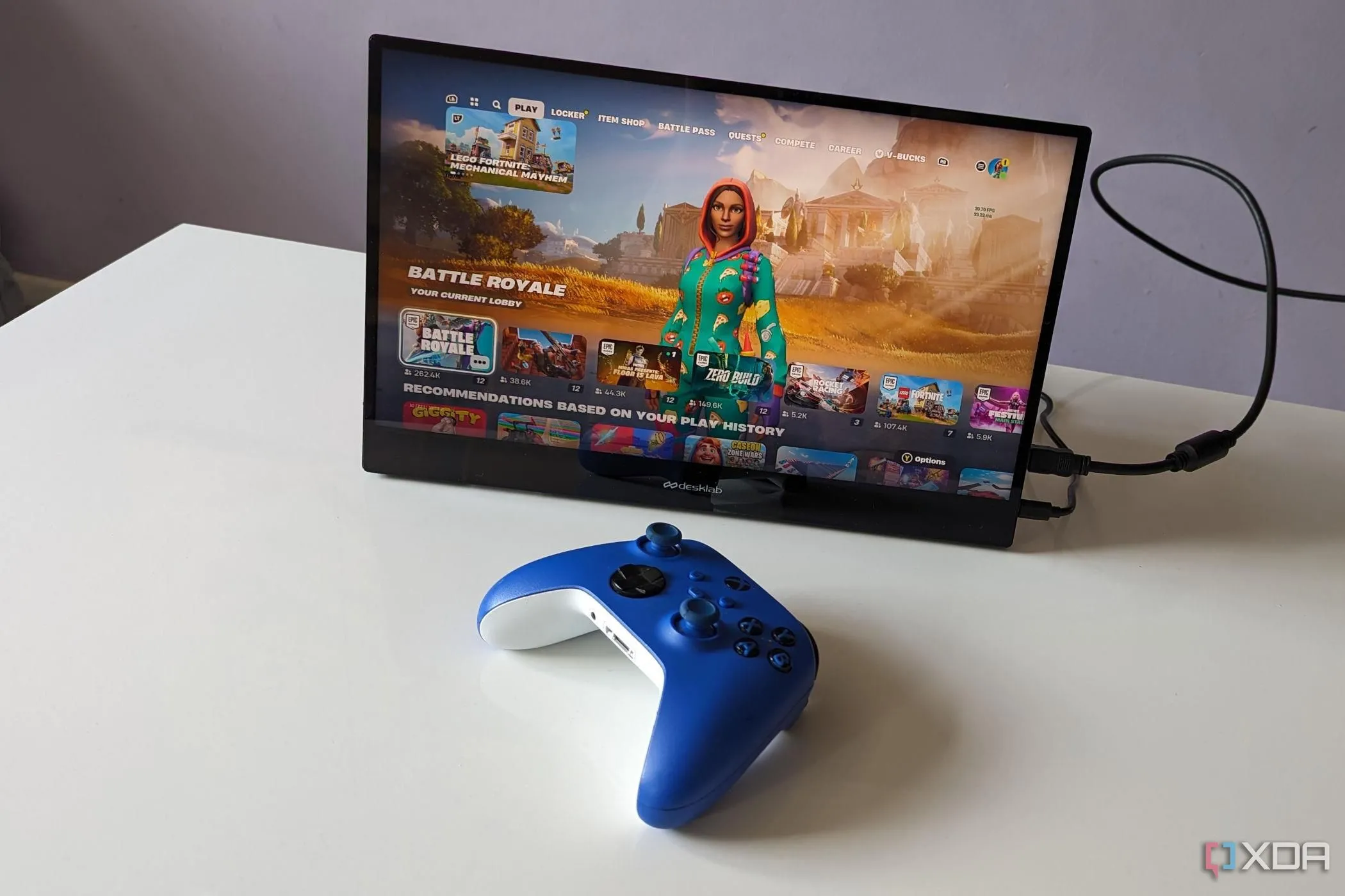 Màn hình di động Desklabs hiển thị game Fortnite cùng với tay cầm Xbox, nhấn mạnh tính linh hoạt của trò chơi.