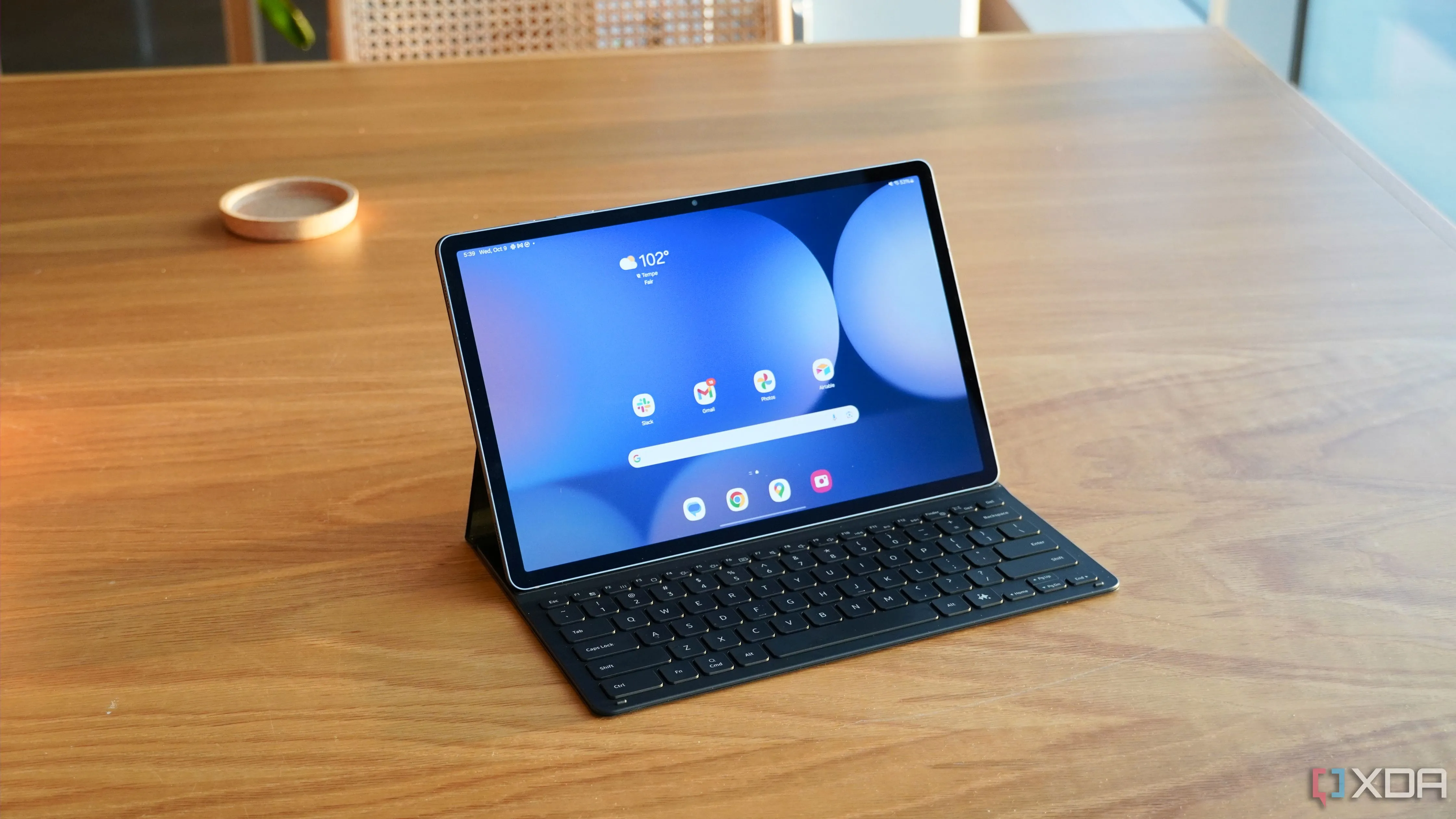 Màn hình Dynamic AMOLED 2X sắc nét của Galaxy Tab S10+ đang hiển thị hình ảnh sống động