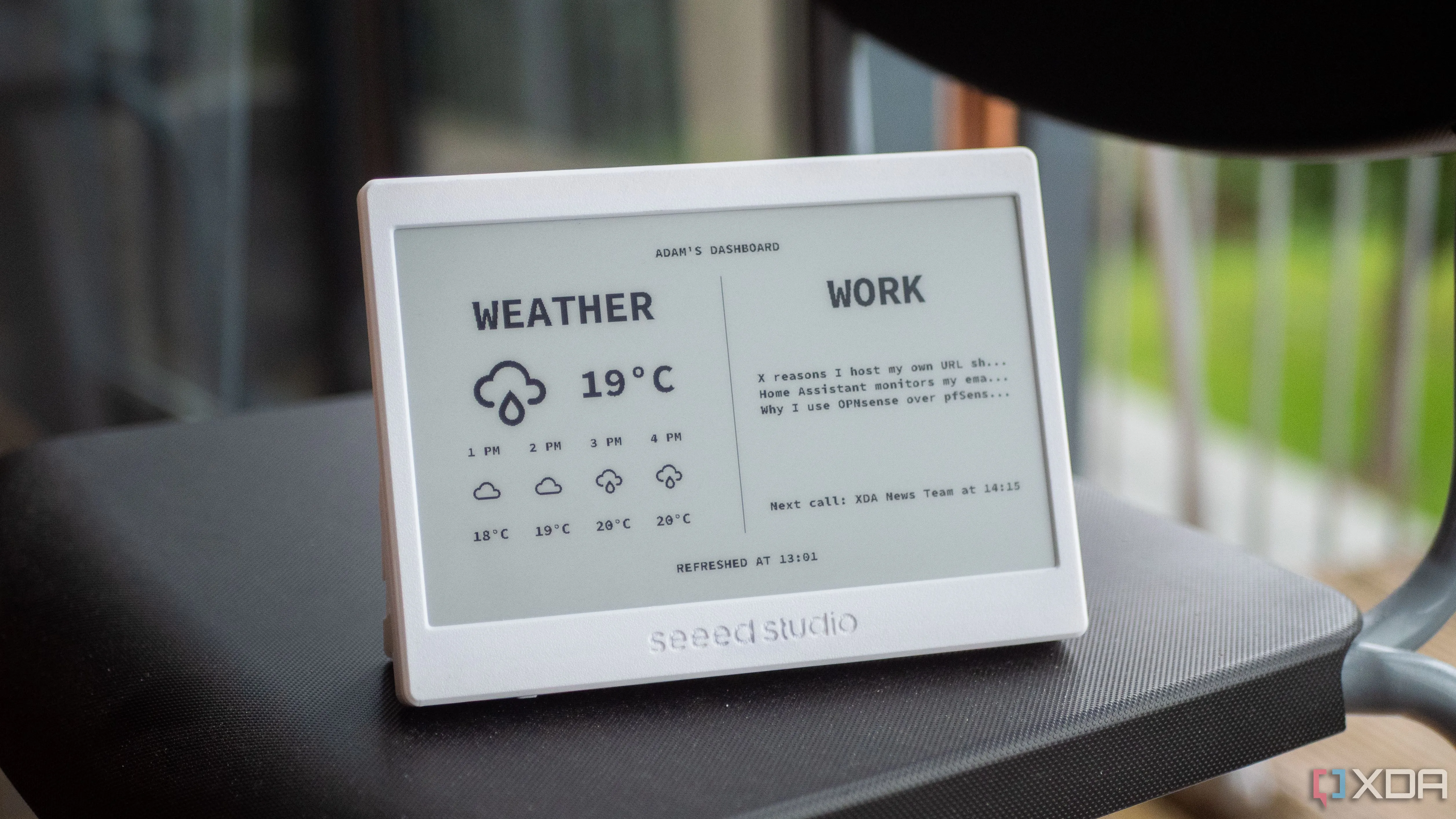 Màn hình E-Ink TRMNL 7.5 inch hiển thị giao diện Home Assistant với thông tin thời tiết