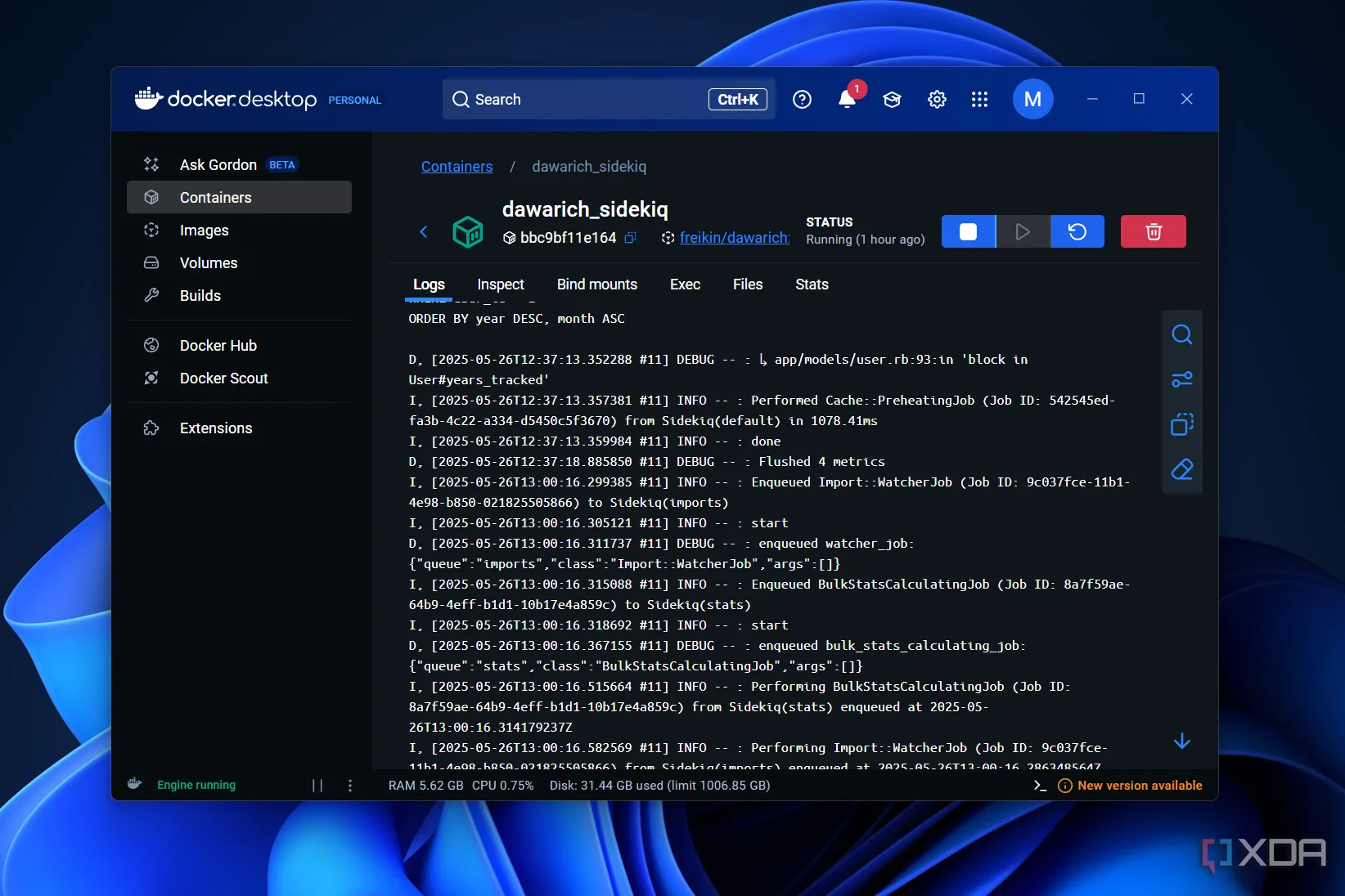 Màn hình hiển thị nhật ký (logs) của một container Docker, minh họa khó khăn khi khắc phục sự cố