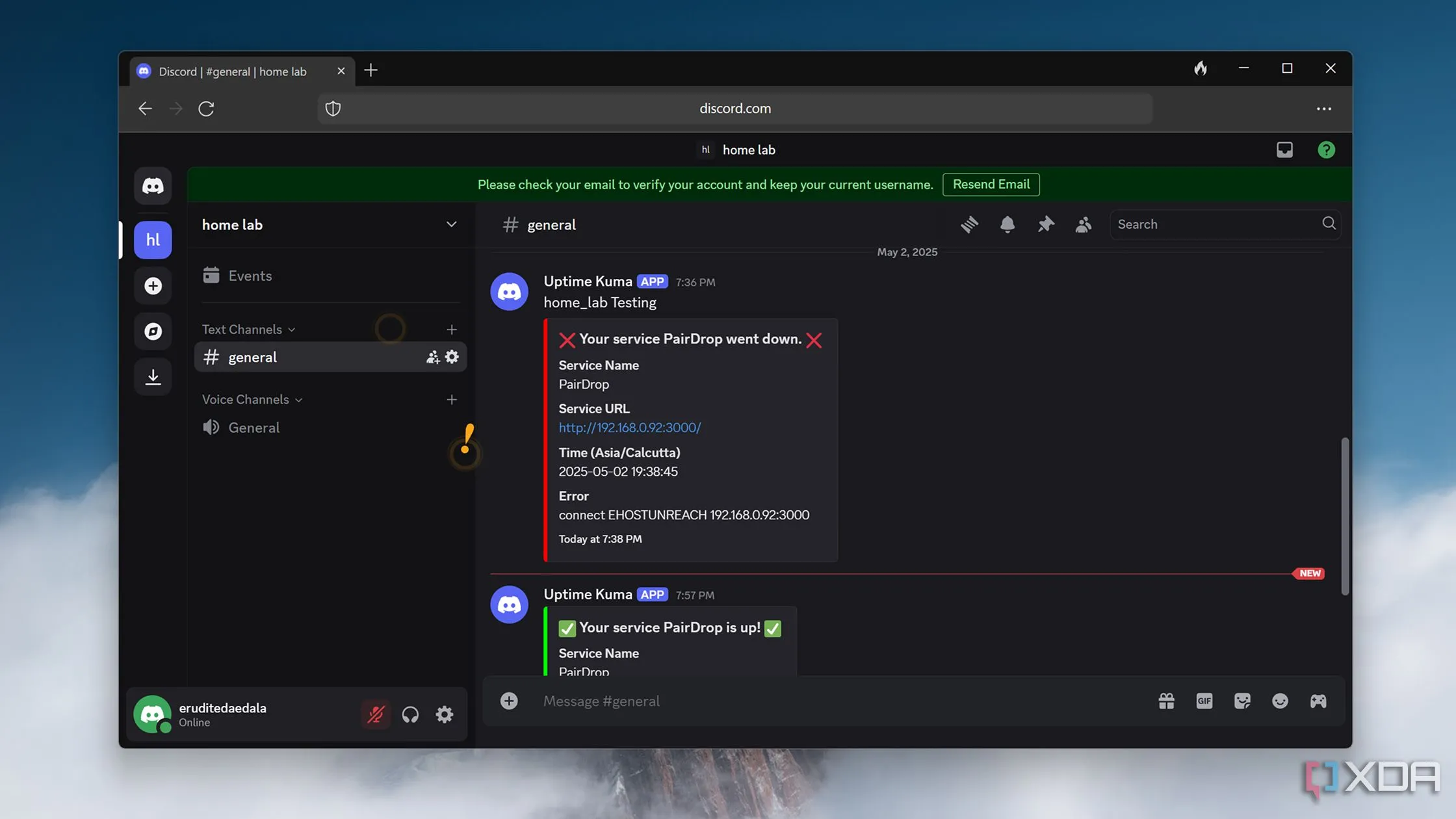 Màn hình kênh Discord hiển thị thông báo đã nhận từ Uptime Kuma, báo hiệu trạng thái của dịch vụ