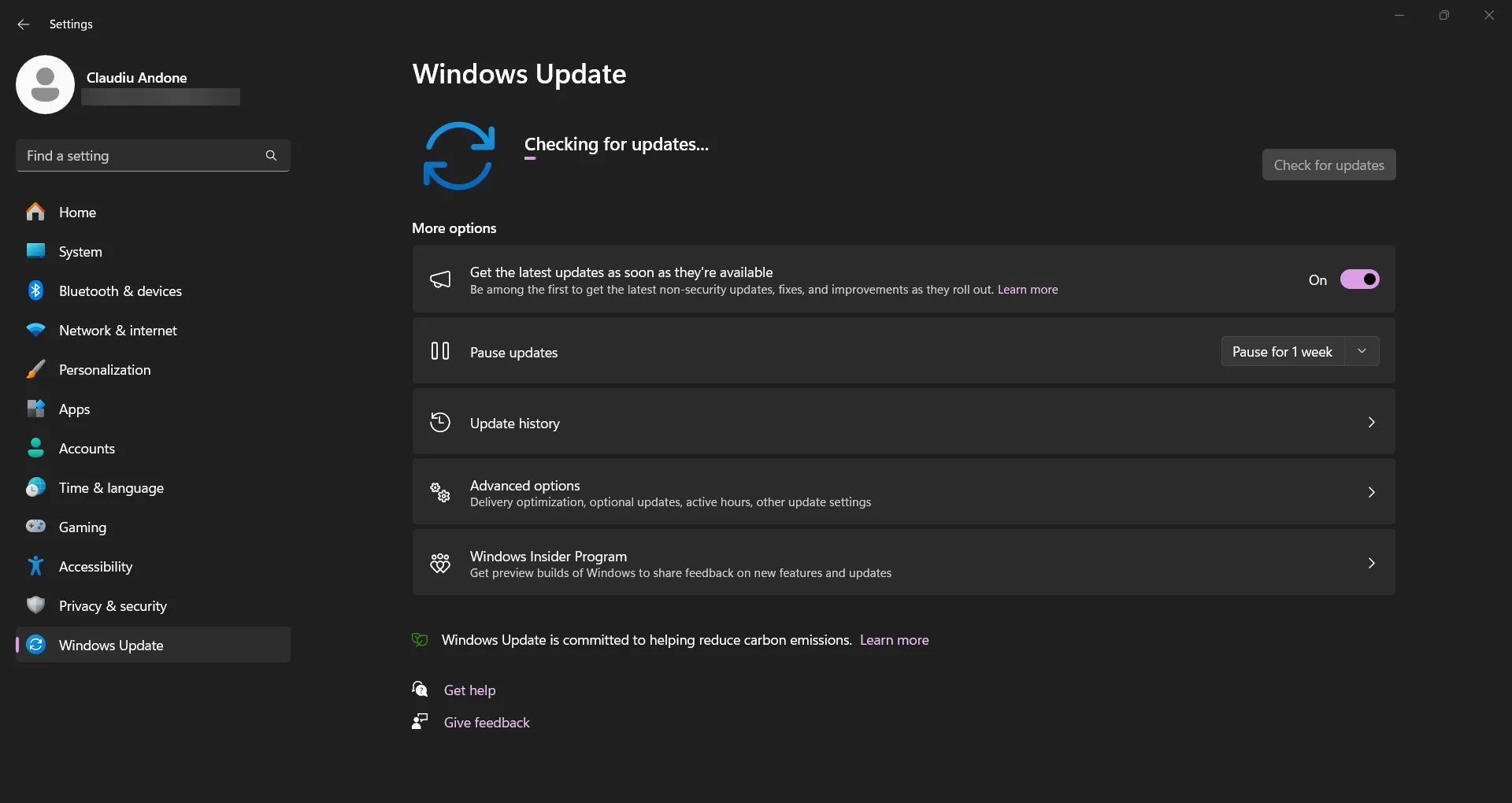 Màn hình kiểm tra cập nhật trong Windows 11, nhấn mạnh việc cài đặt các bản vá bảo mật hệ thống thường xuyên