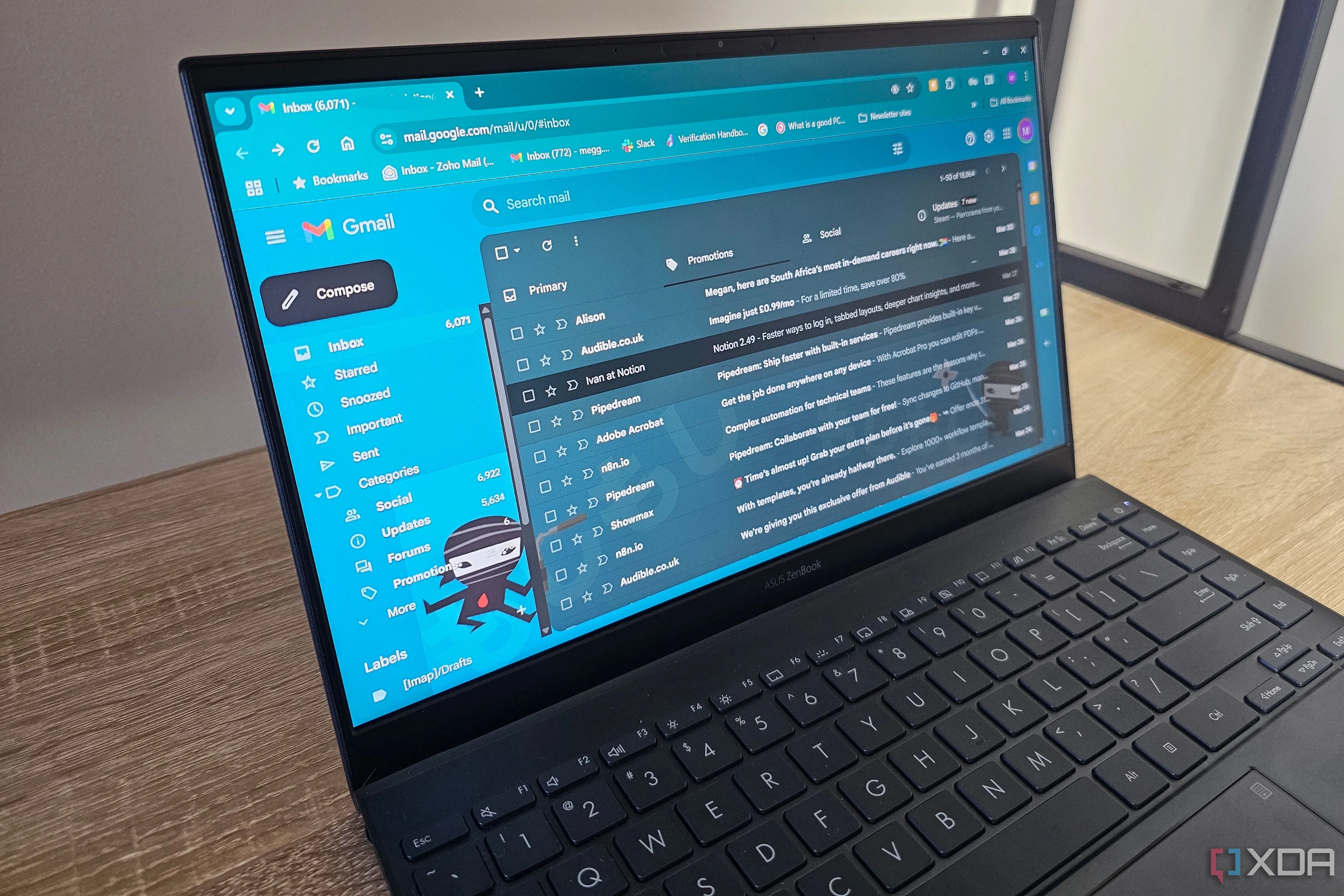 Màn hình laptop hiển thị giao diện hộp thư đến Gmail, một lựa chọn thay thế phổ biến cho Outlook.